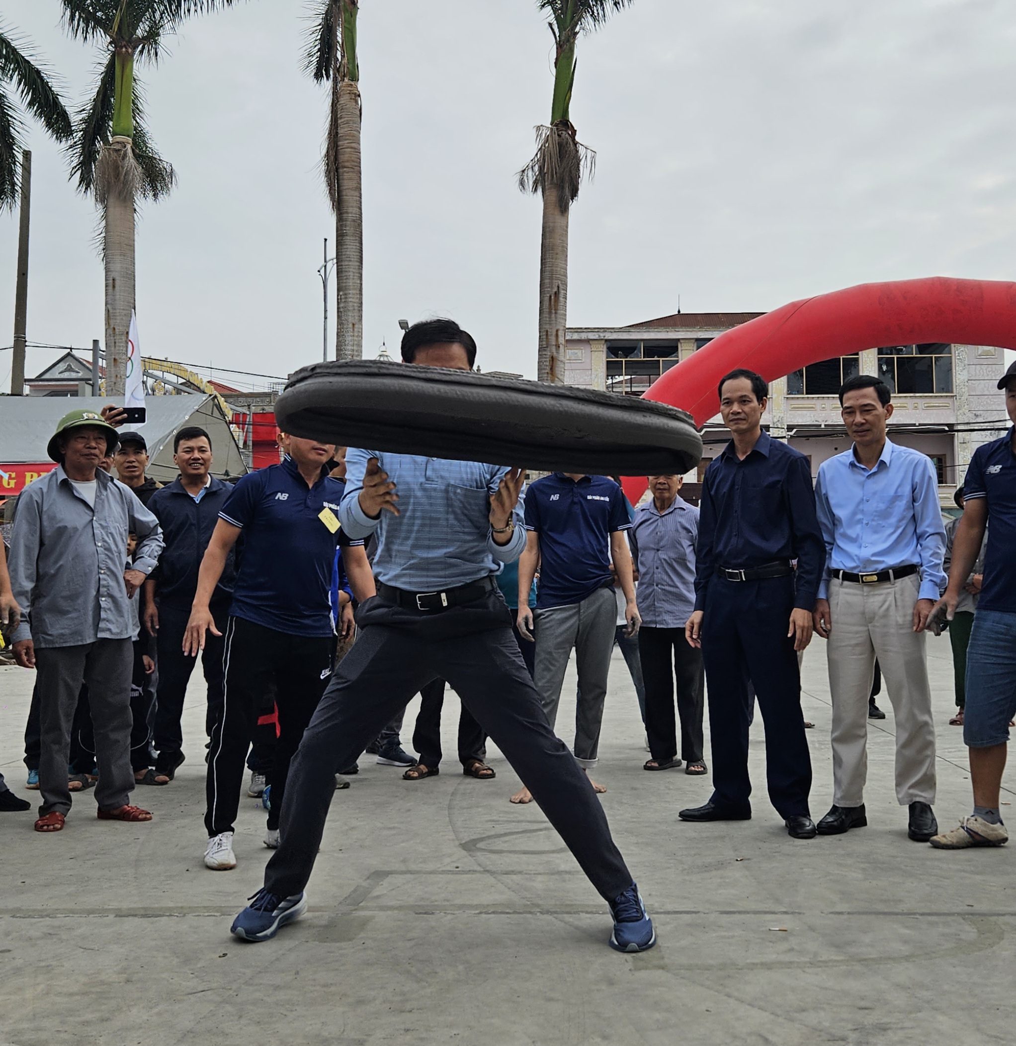 "Trầm hùng" tiếng pháo trong Hội thi pháo đất ở Vĩnh Bảo, Hải Phòng- Ảnh 2.