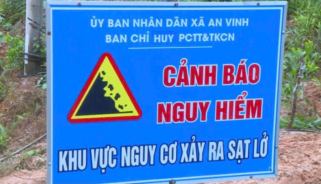 Cận cảnh lũ xuất hiện tại Bình Định, nhiều nơi bị sạt lở ngập sâu- Ảnh 5.