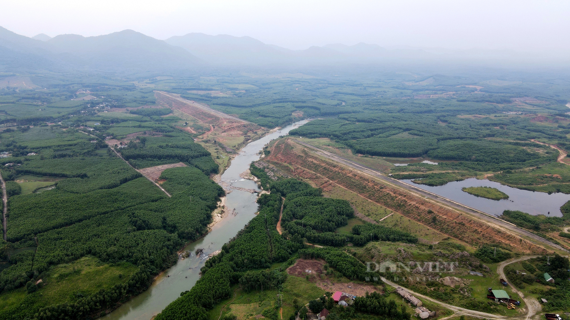 Hà Tĩnh: Dự án hồ chứa nước hơn 1.400 tỷ gần hoàn thành nhưng "đắp chiếu" gần chục năm thành nơi chăn thả bò - Ảnh 16.