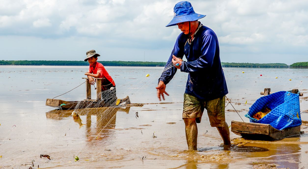 Bắt cá kiểu lạ tại một bãi biển sình lầy ở Sóc Trăng, dân dùng thứ này trượt vèo vèo- Ảnh 3.