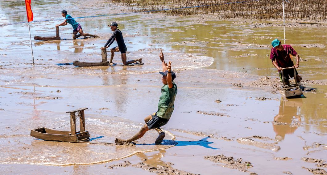 Bắt cá kiểu lạ tại một bãi biển sình lầy ở Sóc Trăng, dân dùng thứ này trượt vèo vèo- Ảnh 8.