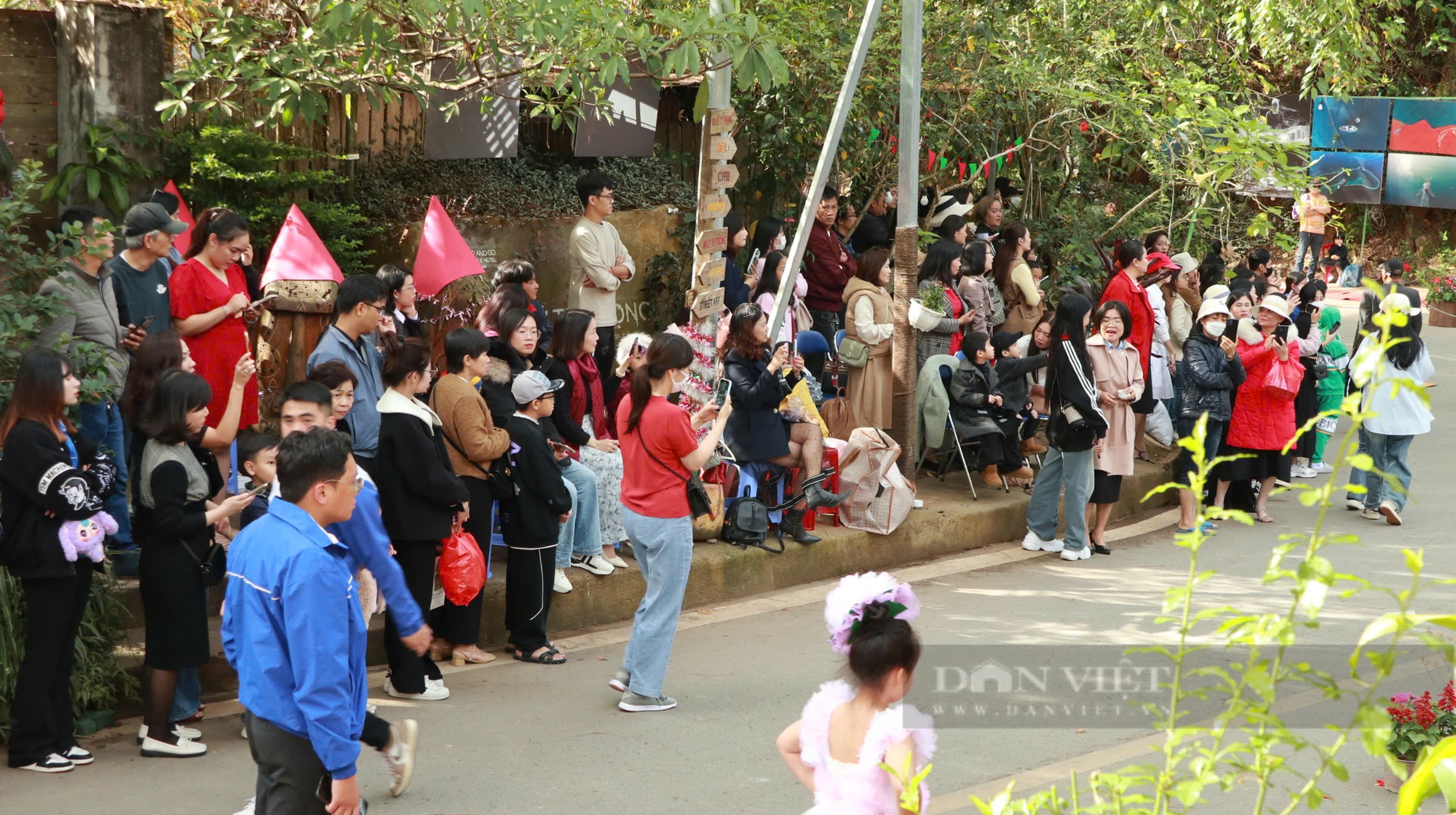 Hàng trăm người dân tại TP. Đà Lạt thích thú ngắm "mẫu nhí" trình diễn thời trang hoa  - Ảnh 8.