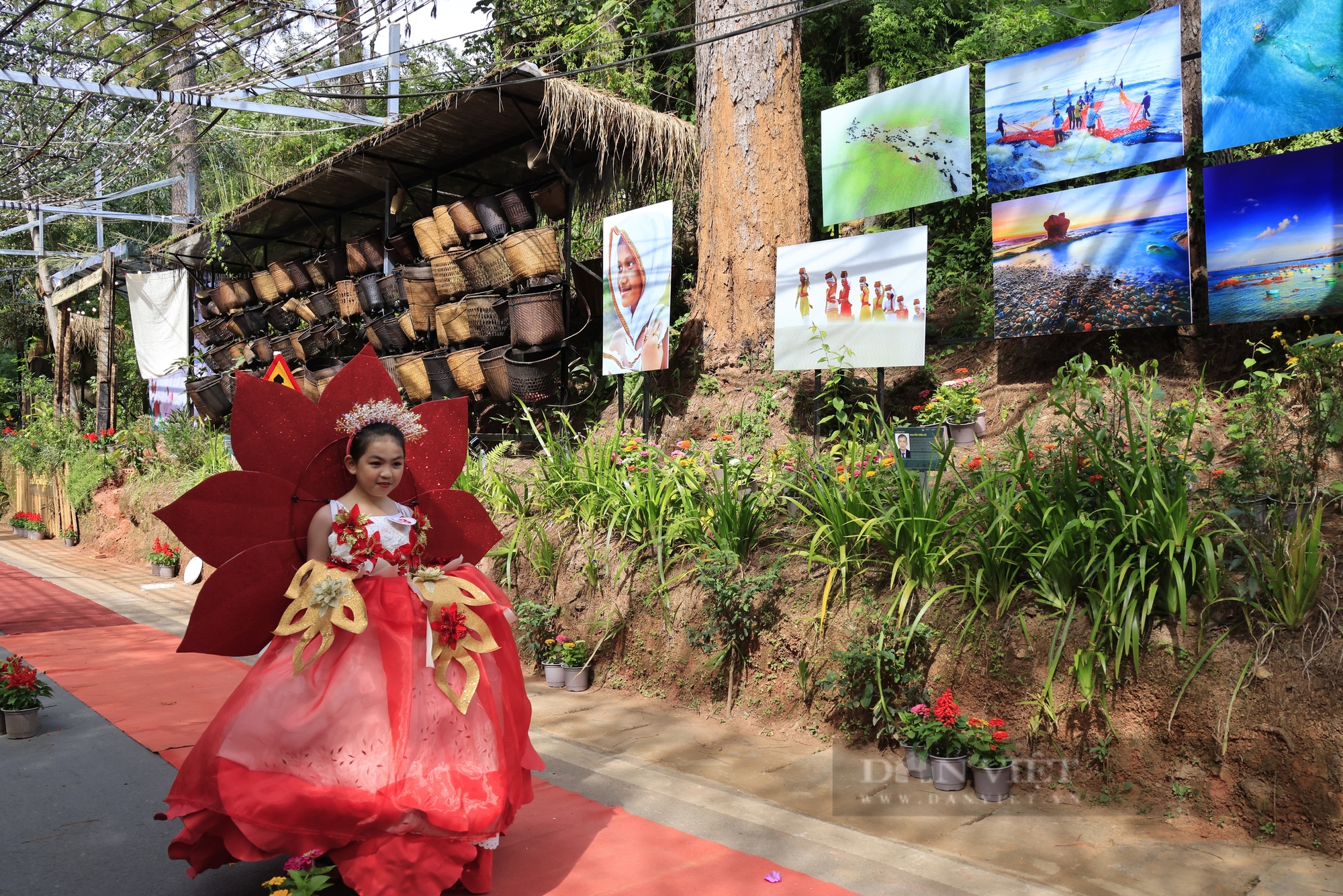 Hàng trăm người dân tại TP. Đà Lạt thích thú ngắm "mẫu nhí" trình diễn thời trang hoa  - Ảnh 10.