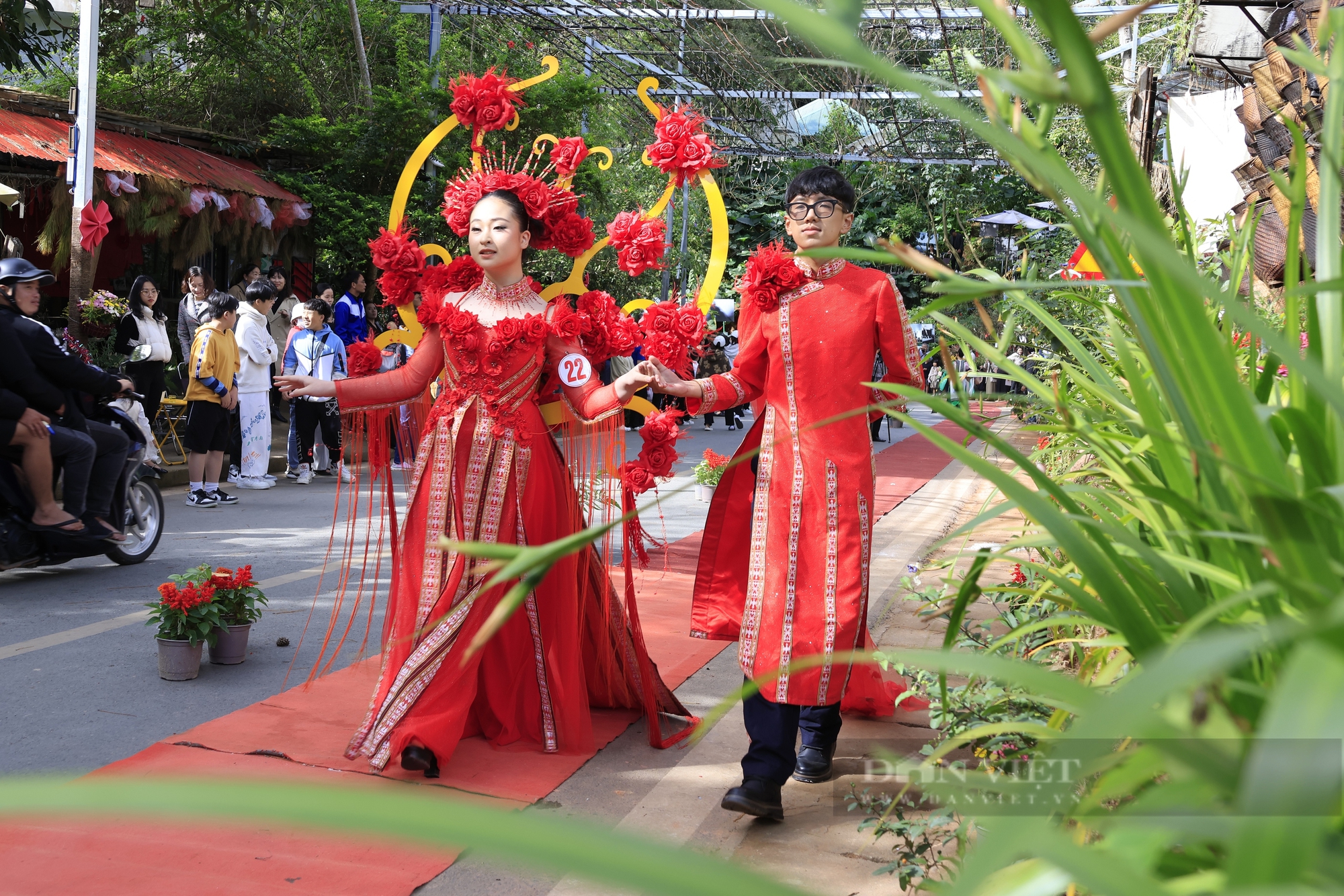 Hàng trăm người dân tại TP. Đà Lạt thích thú ngắm "mẫu nhí" trình diễn thời trang hoa  - Ảnh 6.