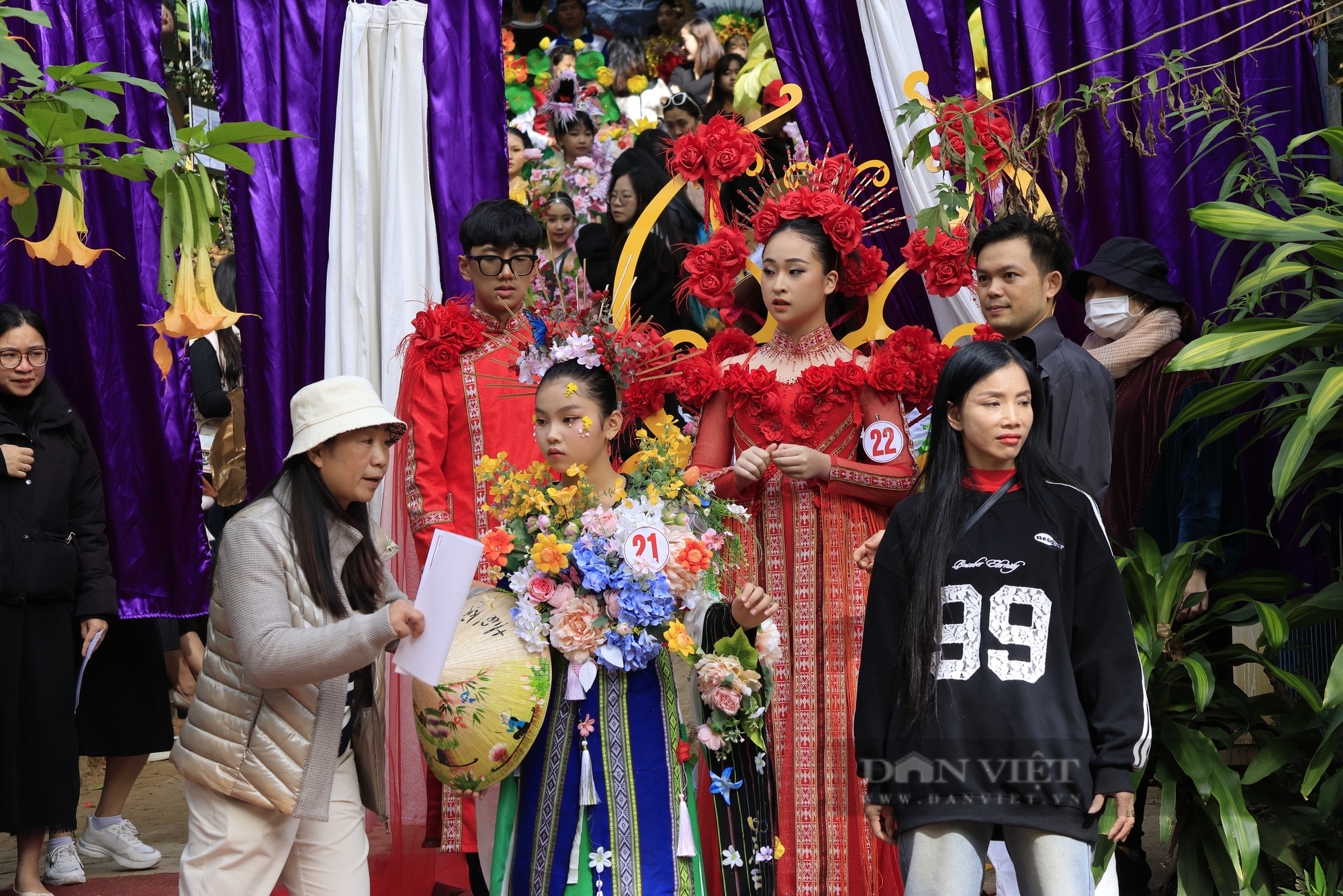 Hàng trăm người dân tại TP. Đà Lạt thích thú ngắm "mẫu nhí" trình diễn thời trang hoa  - Ảnh 4.