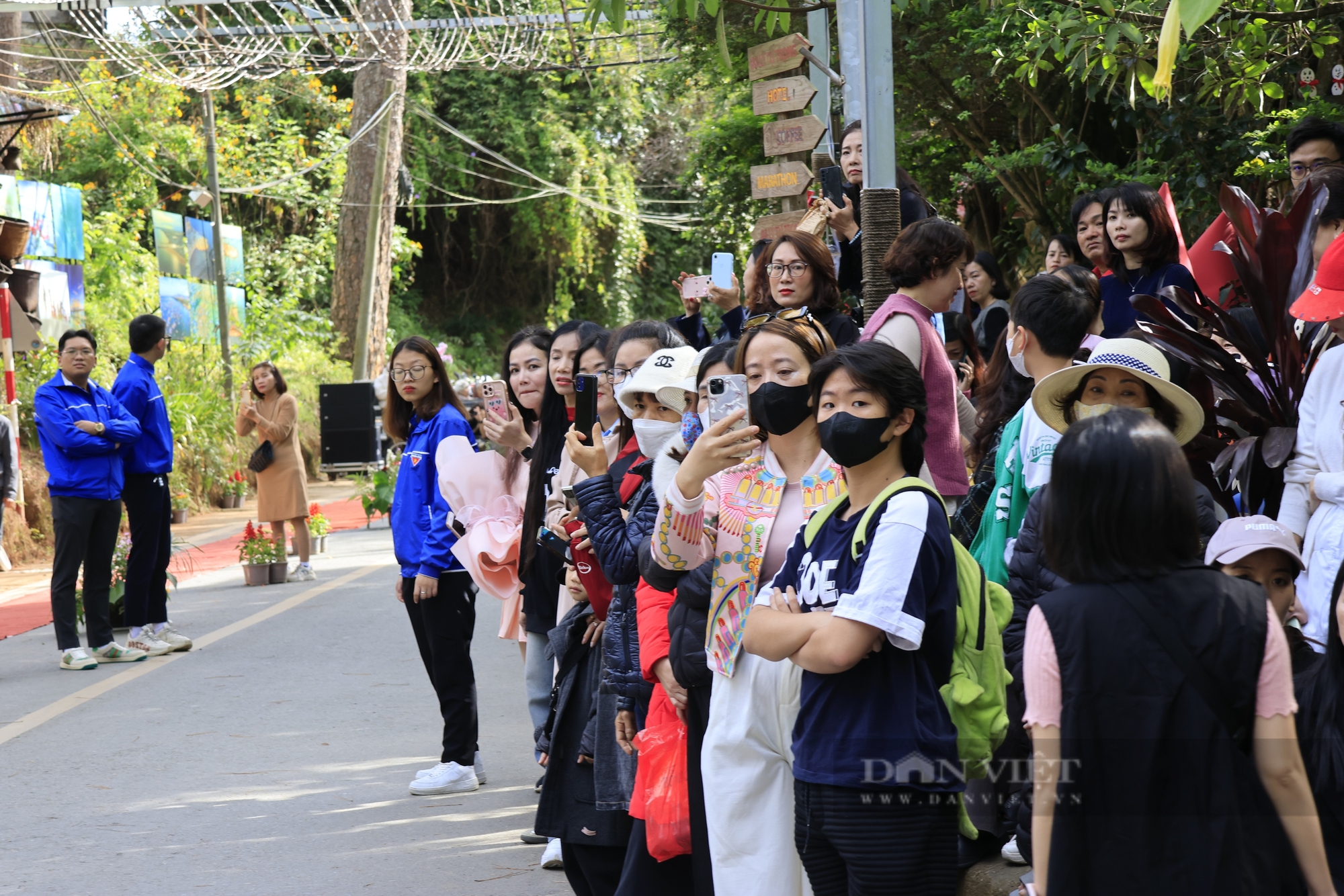 Hàng trăm người dân tại TP. Đà Lạt thích thú ngắm "mẫu nhí" trình diễn thời trang hoa  - Ảnh 2.