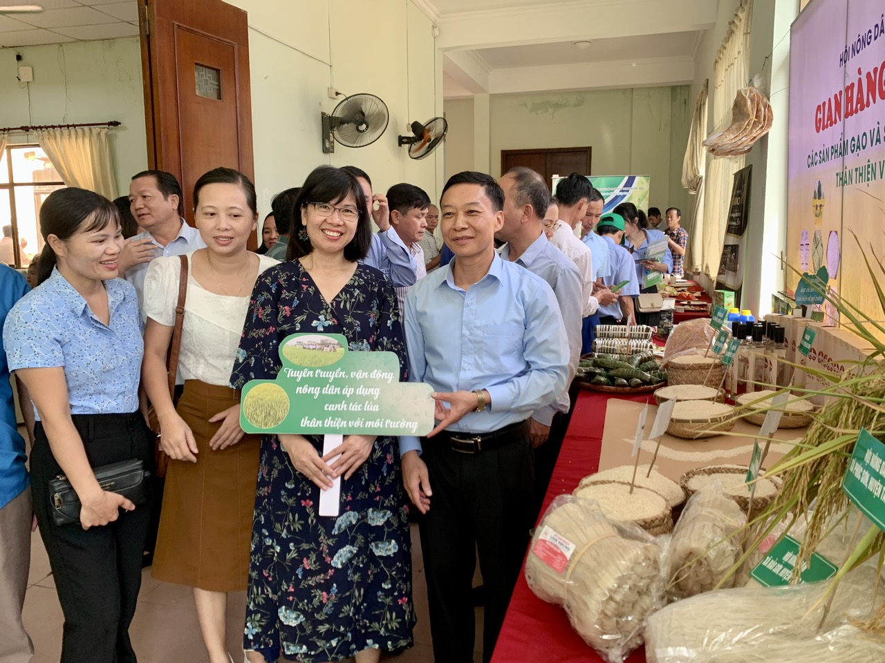 Chủ tịch Hội NDVN Lương Quốc Đoàn khen ngợi Hội Nông dân Bắc Giang thực hiện mô hình canh tác lúa thân thiện môi trường- Ảnh 2.