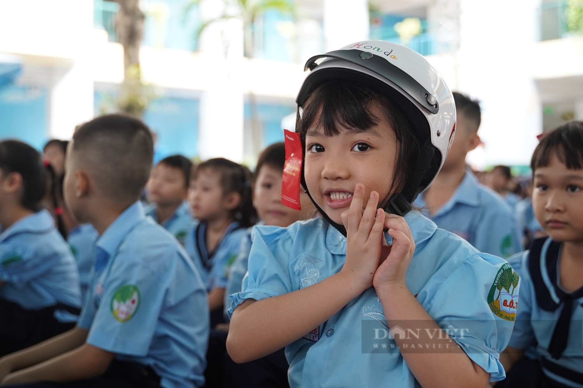 Học sinh hân hoan đón 1,7 triệu mũ bảo hiểm miễn phí - Ảnh 4.