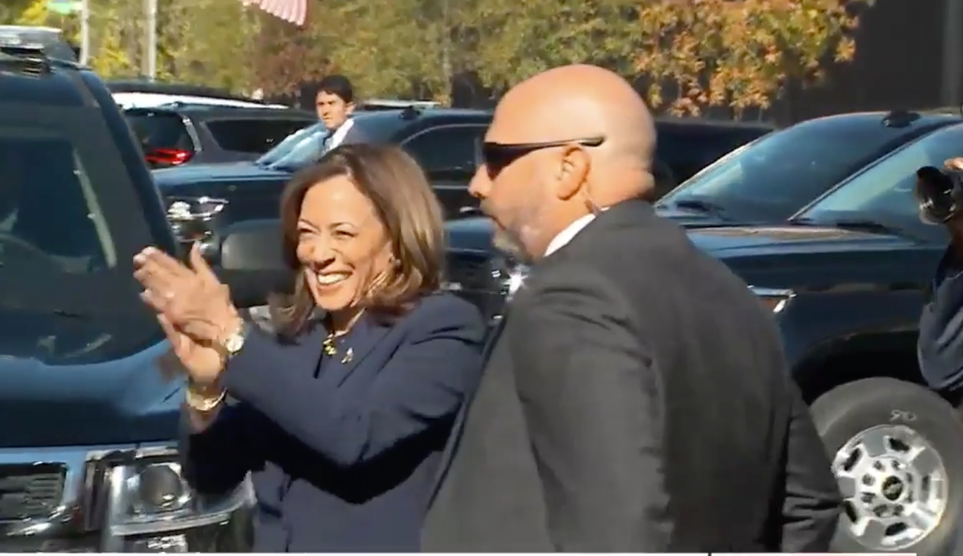 Kỳ nghỉ bất ngờ của bà Kamala Harris gây suy đoán, khiến nhân viên thấy bấp bênh - Ảnh 1.