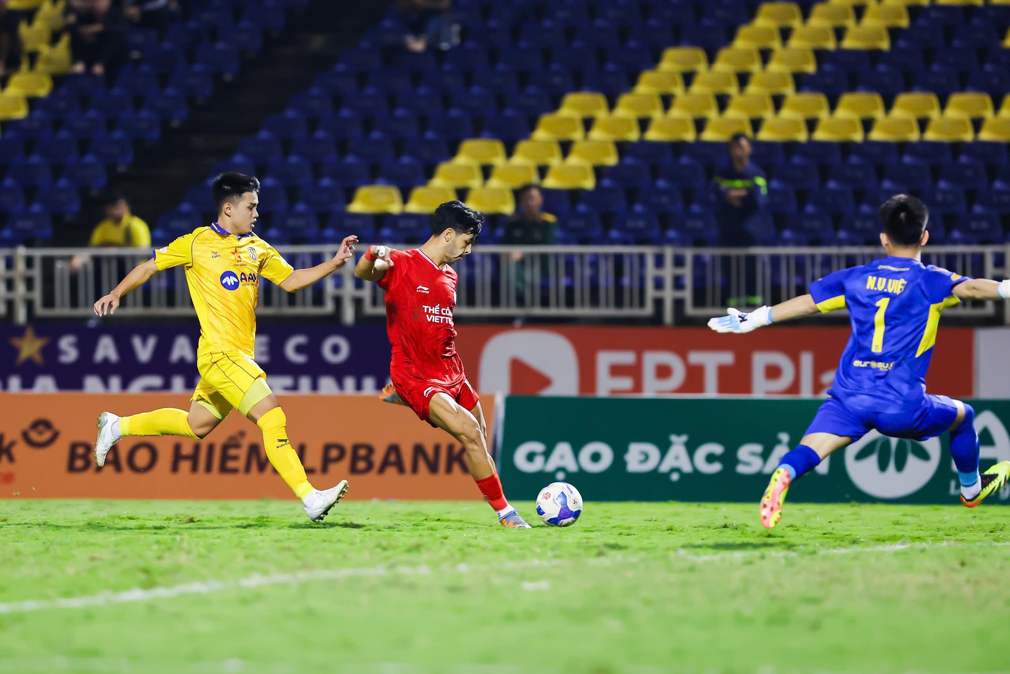 SLNA lâm nguy: "Tôi không hiểu nổi cách chọn ngoại binh của đội bóng" - Ảnh 1.