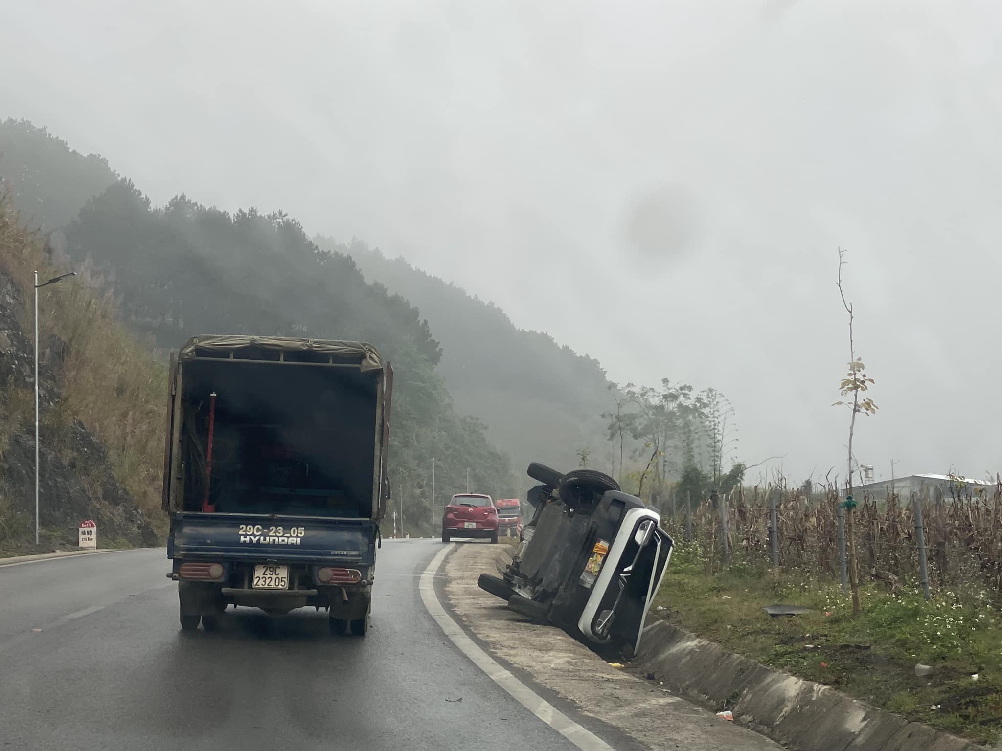 Sương mù bao phủ Quốc lộ 6, Cảnh sát giao thông cảnh báo người tham gia giao thông- Ảnh 5.