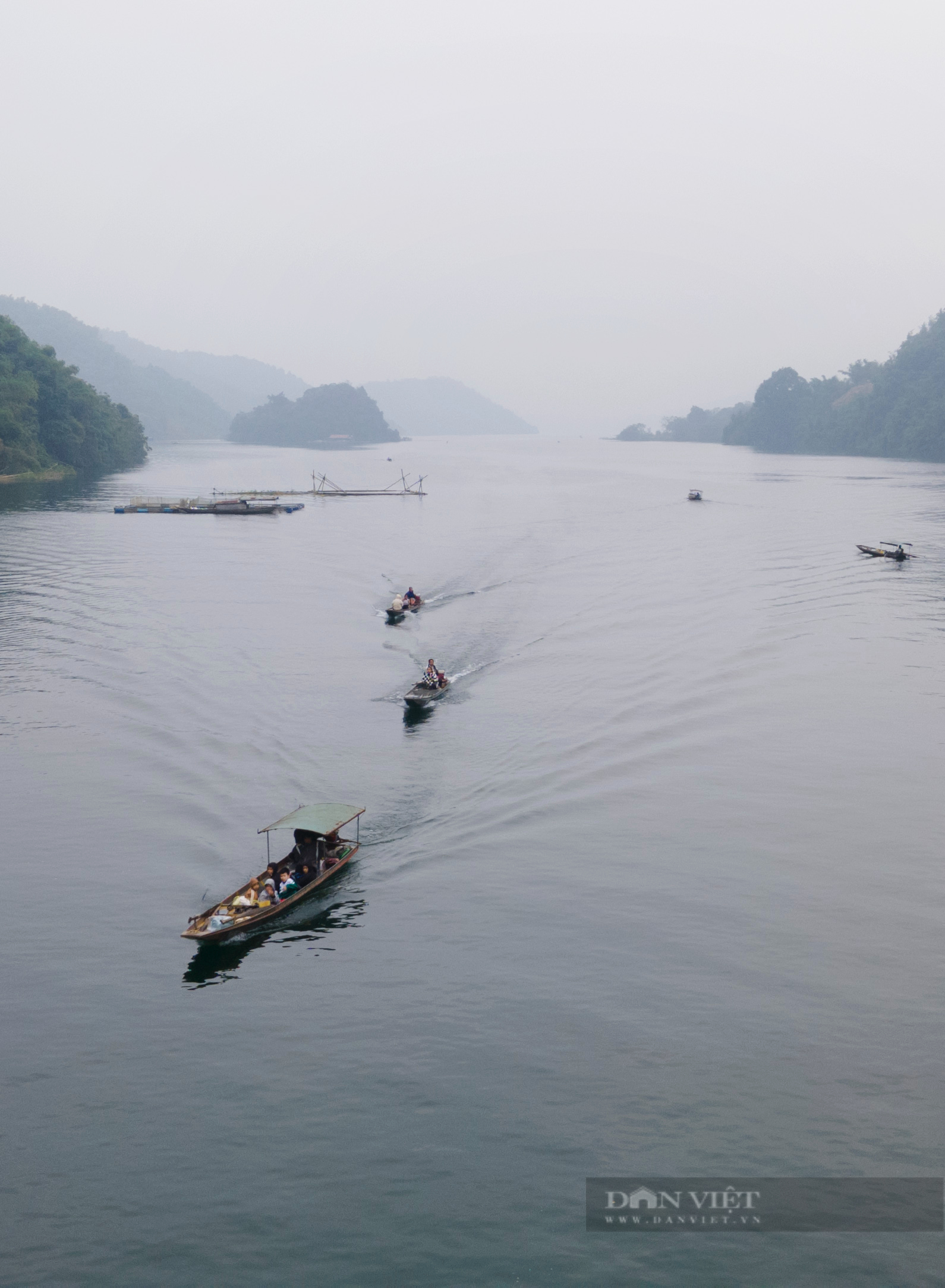 Học sinh ngái ngủ, dập dềnh vượt cả chục cây số qua sông Đà lạnh giá, sâu hun hút đến trường - Ảnh 19.