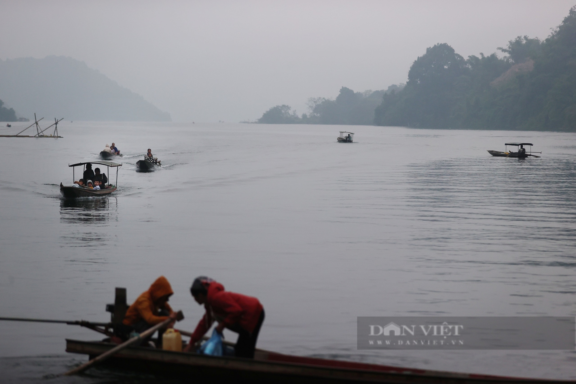 Học sinh ngái ngủ, dập dềnh vượt cả chục cây số qua sông Đà lạnh giá, sâu hun hút đến trường - Ảnh 13.