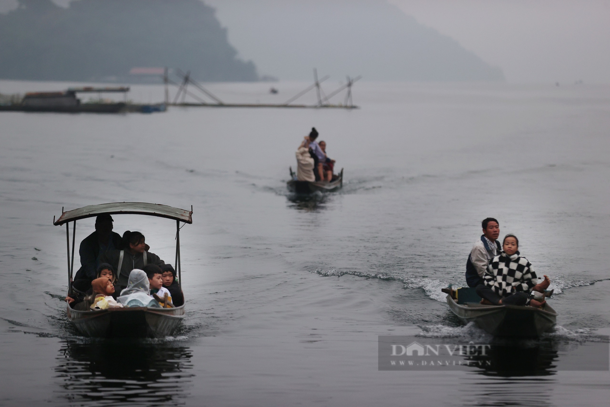 Học sinh ngái ngủ, dập dềnh vượt cả chục cây số qua sông Đà lạnh giá, sâu hun hút đến trường - Ảnh 14.