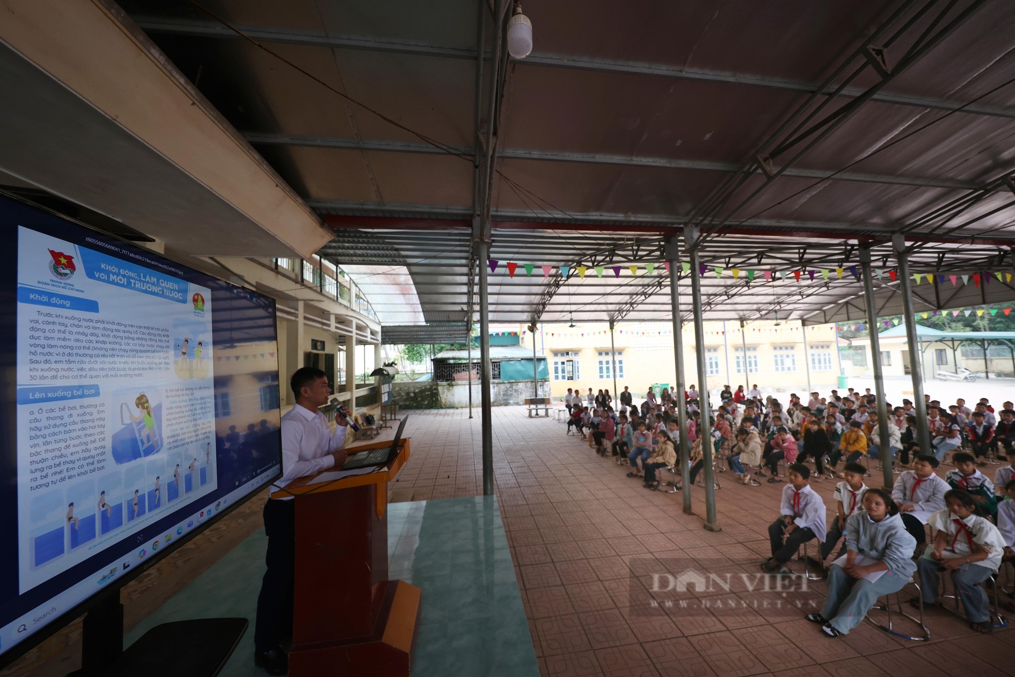 Học sinh ngái ngủ, dập dềnh vượt cả chục cây số qua sông Đà lạnh giá, sâu hun hút đến trường - Ảnh 34.