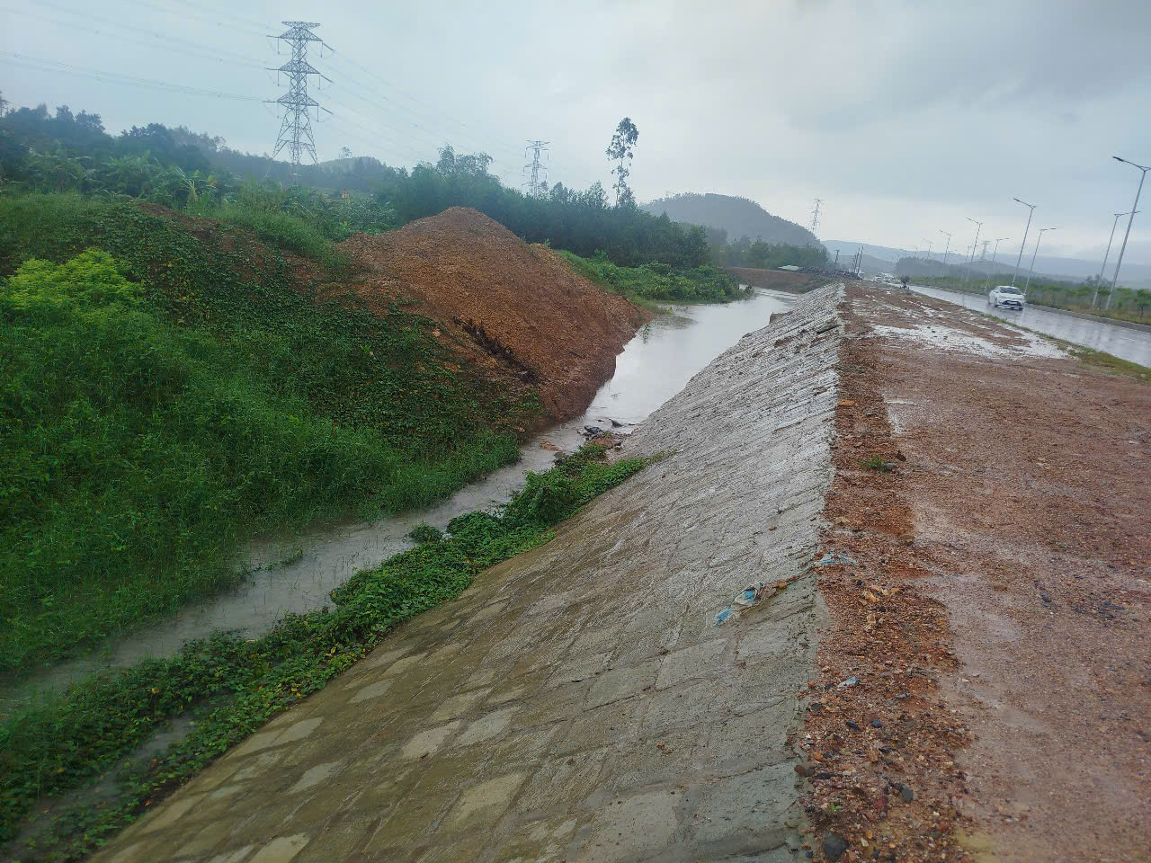 Thi công dự án khiến nước tràn vào nhà dân tại, Ban Giao thông Đà Nẵng nói gì?- Ảnh 1.