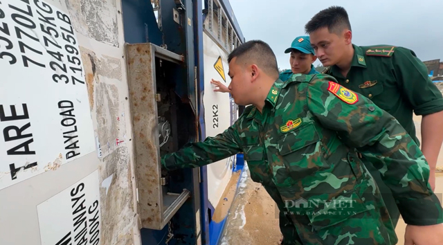 Phó Chủ tịch Quảng Ngãi chỉ đạo “nóng” xử lý 3 bồn chứa lạ dạt vào bờ biển Bình Trị- Ảnh 2.