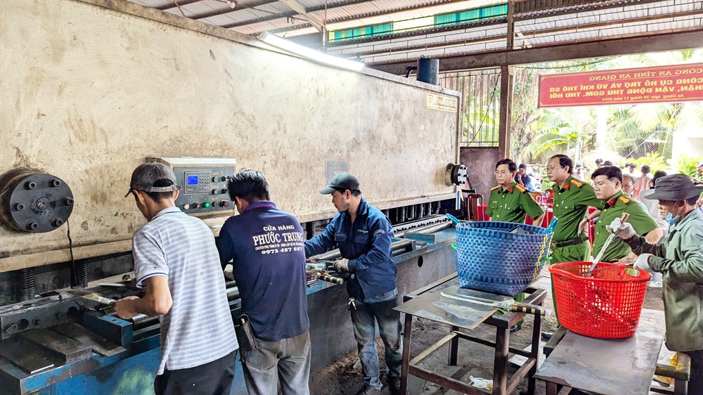 Công an tỉnh An Giang tiêu hủy số lượng lớn công cụ hỗ trợ và vũ khí thô sơ - Ảnh 3.