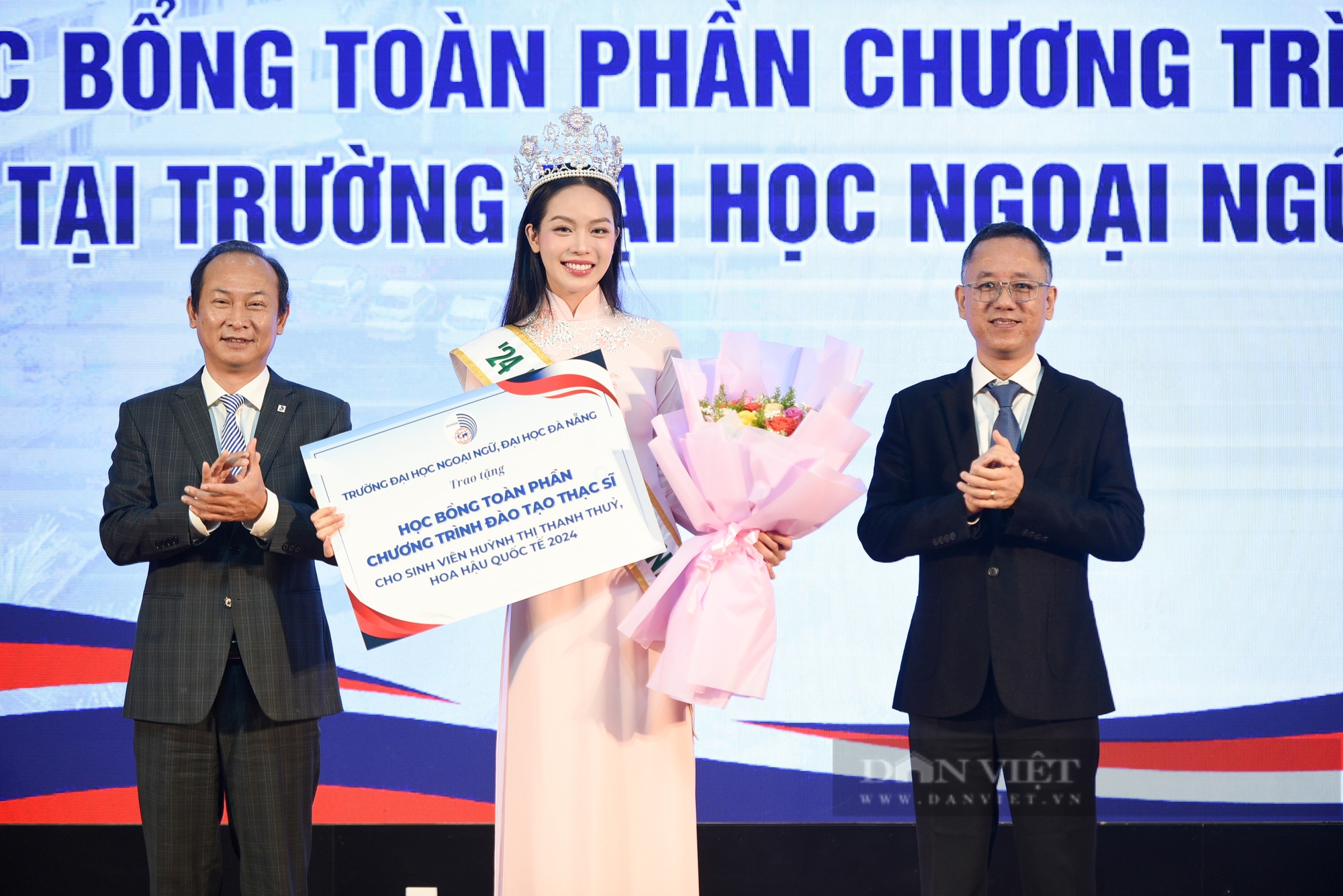 Miss International 2024 Thanh Thuỷ diện áo dài duyên dáng, được fan vây kín khi về thăm trường ở Đà Nẵng- Ảnh 6.