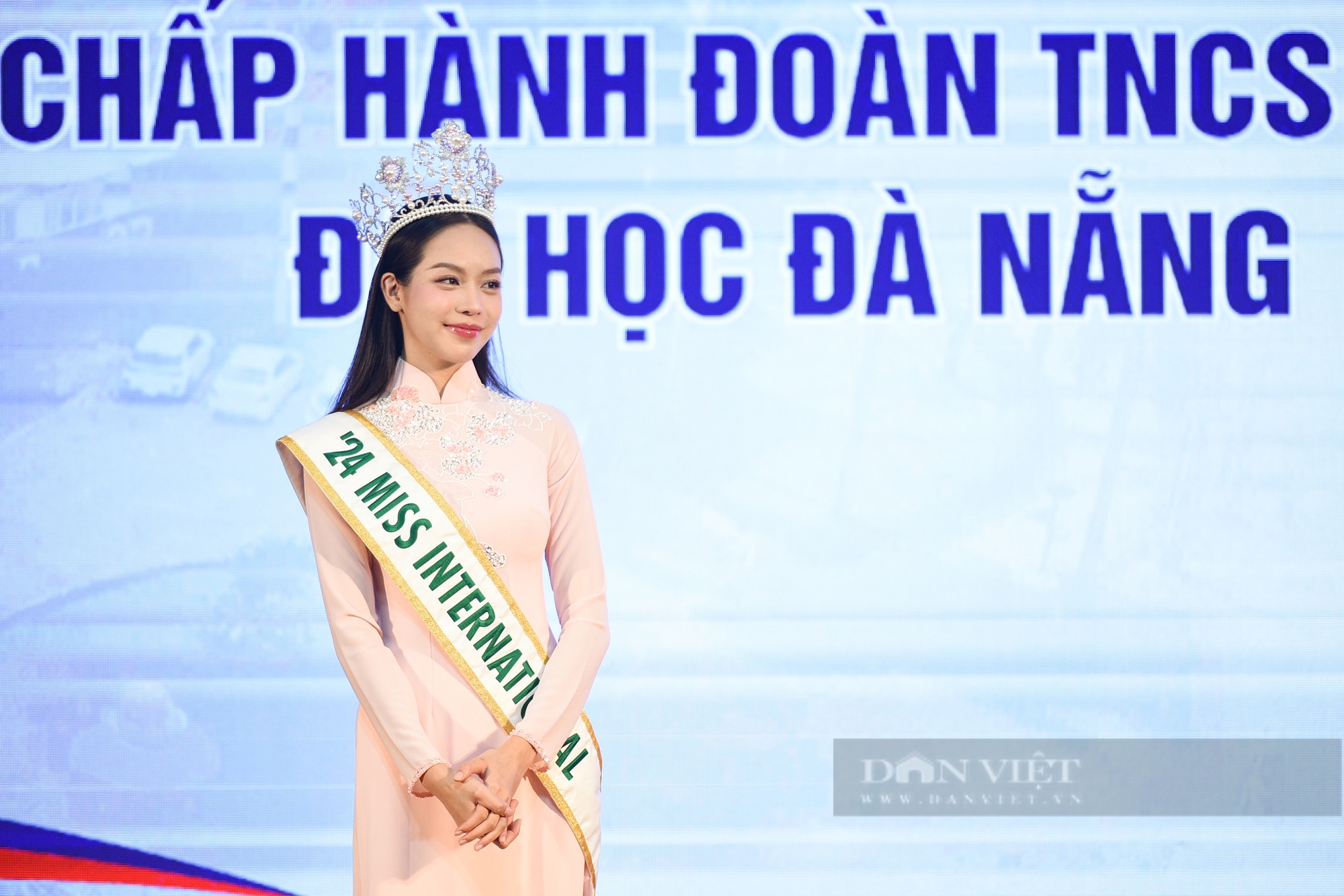 Miss International 2024 Thanh Thuỷ diện áo dài duyên dáng, được fan vây kín khi về thăm trường ở Đà Nẵng- Ảnh 4.