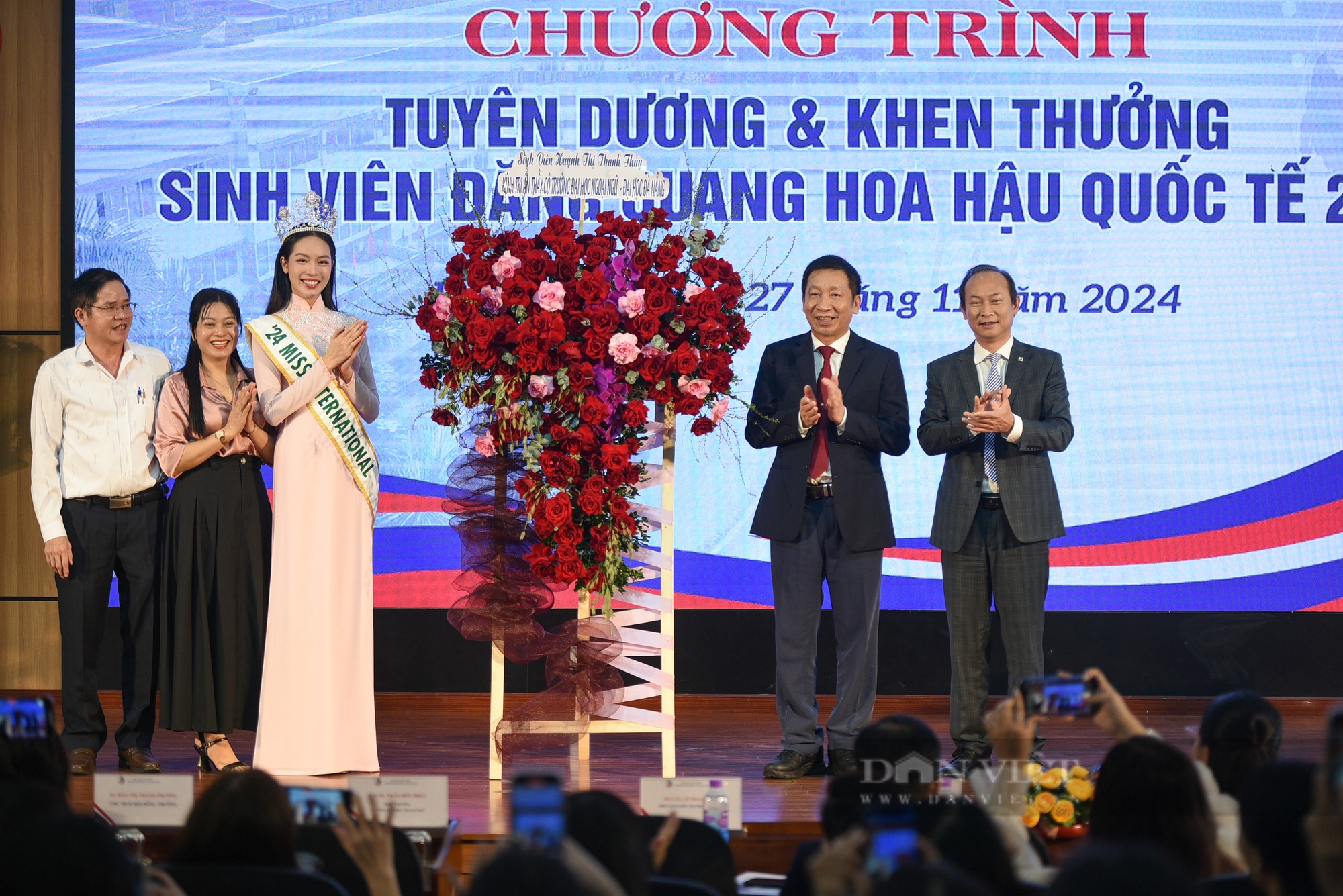 Miss International 2024 Thanh Thuỷ diện áo dài duyên dáng, được fan vây kín khi về thăm trường ở Đà Nẵng- Ảnh 9.