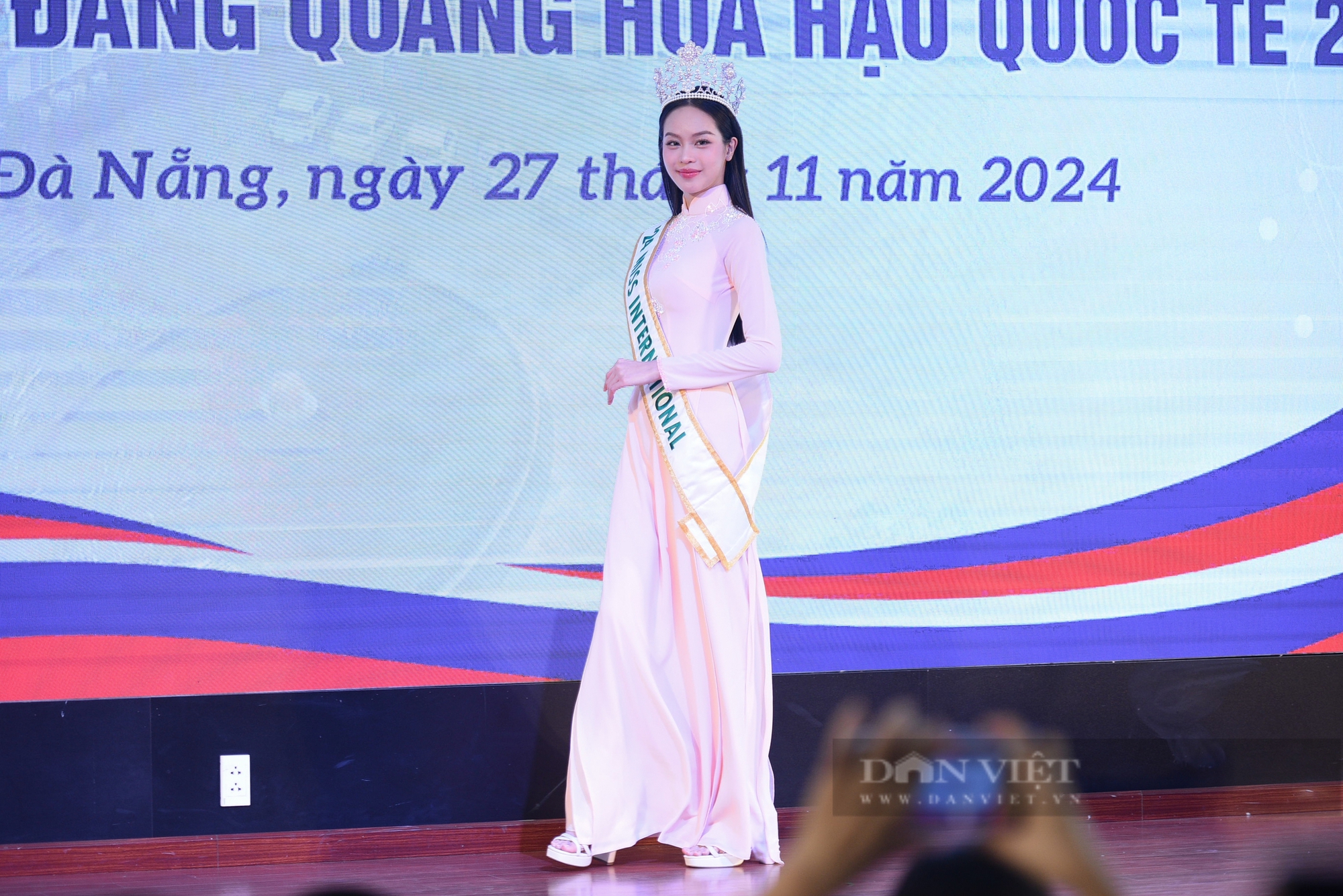 Miss International 2024 Thanh Thuỷ diện áo dài duyên dáng, được fan vây kín khi về thăm trường ở Đà Nẵng- Ảnh 10.