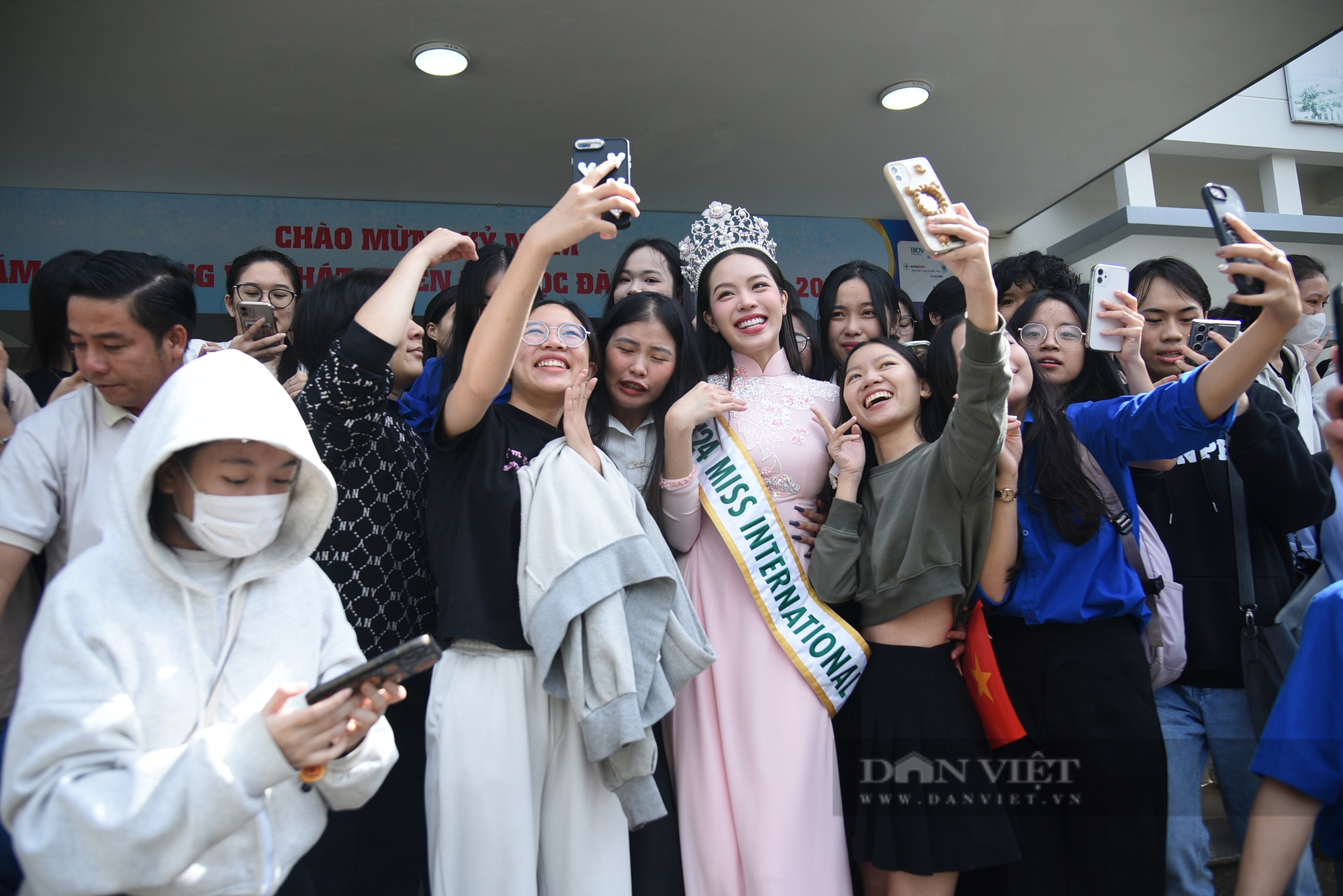 Miss International 2024 Thanh Thuỷ diện áo dài duyên dáng, được fan vây kín khi về thăm trường ở Đà Nẵng- Ảnh 12.