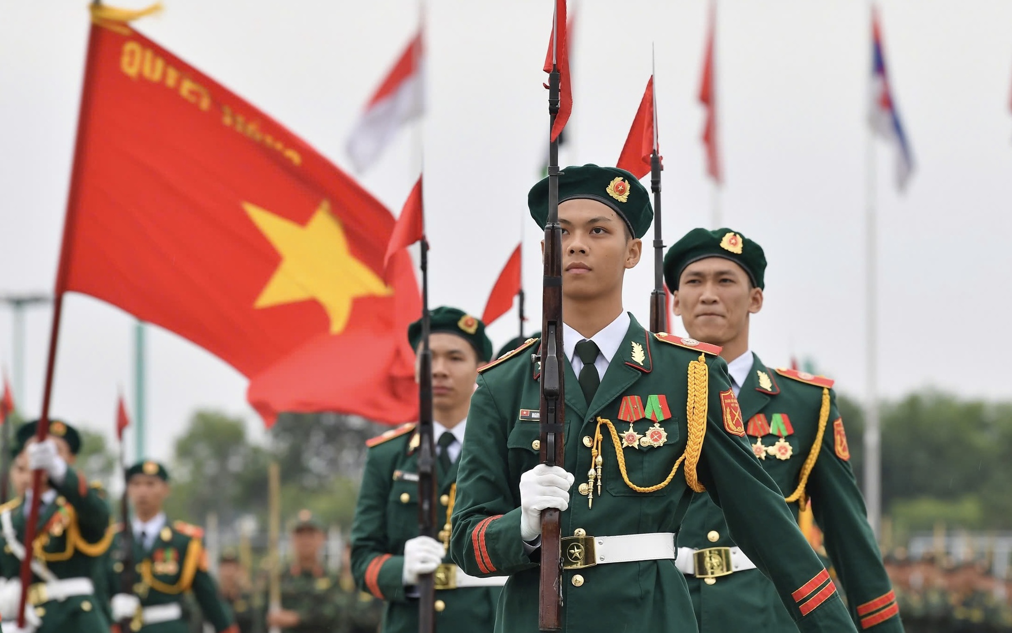 Hình ảnh biên đội tiêm kích Su-30MK2, trực thăng Mi tập luyện trên bầu trời Hà Nội - Ảnh 15.