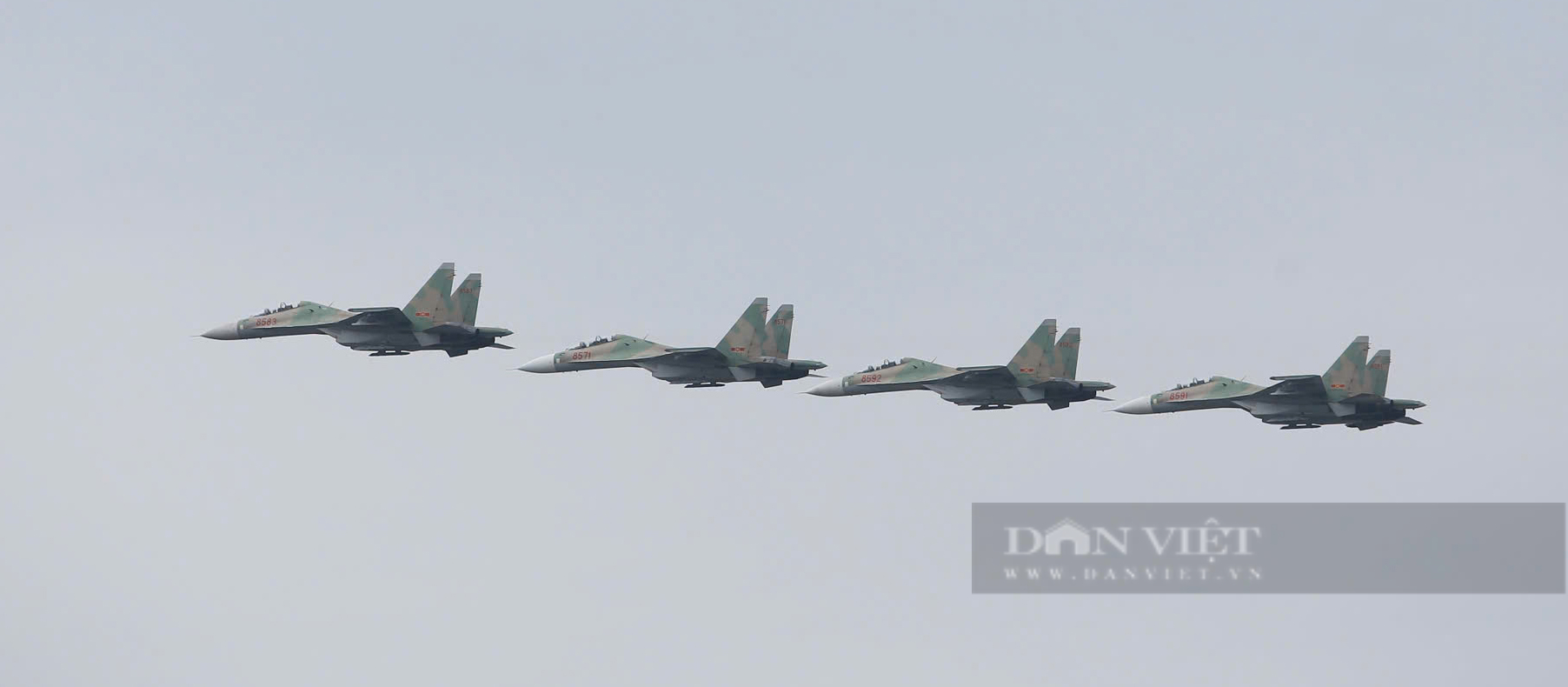 Hình ảnh 14 chiếc tiêm kích Su-30MK2 và trực thăng Mi tập luyện trên bầu trời Hà Nội - Ảnh 9.