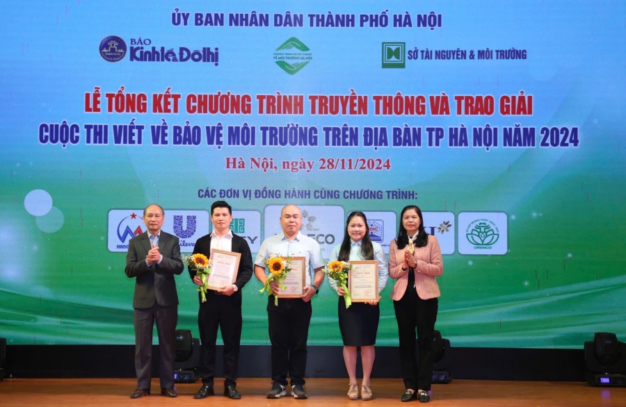 Báo Dân Việt đoạt giải cuộc thi viết về "Bảo vệ môi trường trên địa bàn Hà Nội" - Ảnh 3.