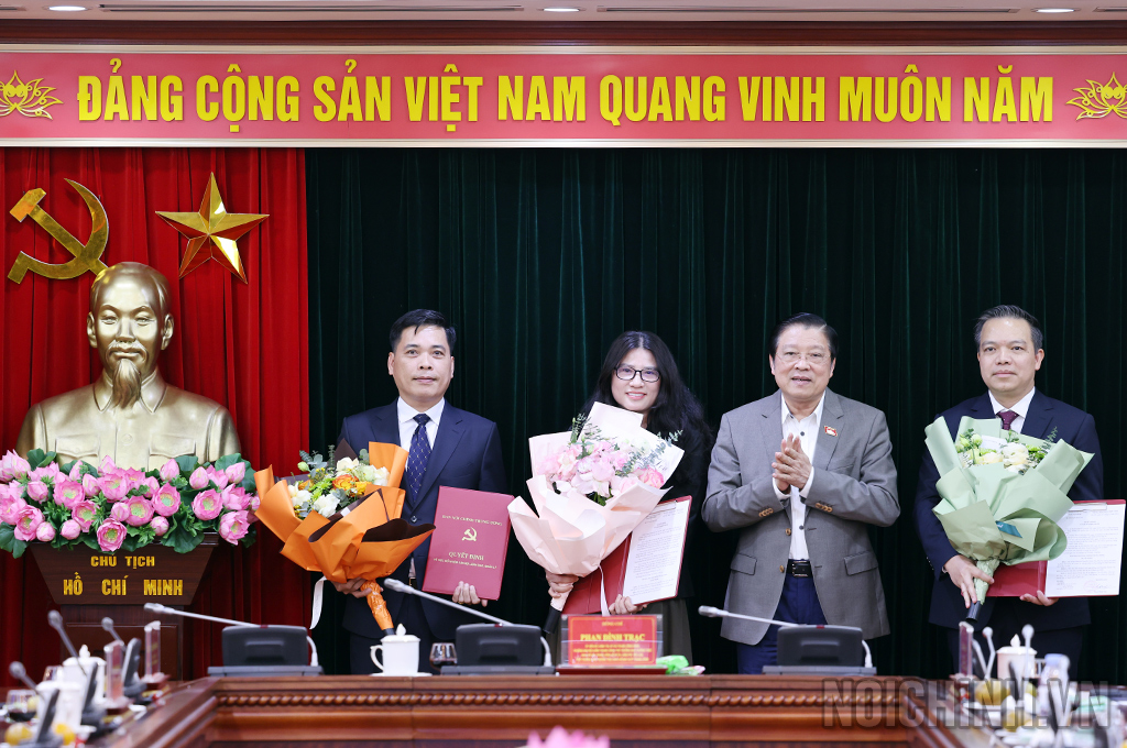 Trưởng Ban Nội chính Trung ương Phan Đình Trạc trao quyết định bổ nhiệm cán bộ - Ảnh 1.