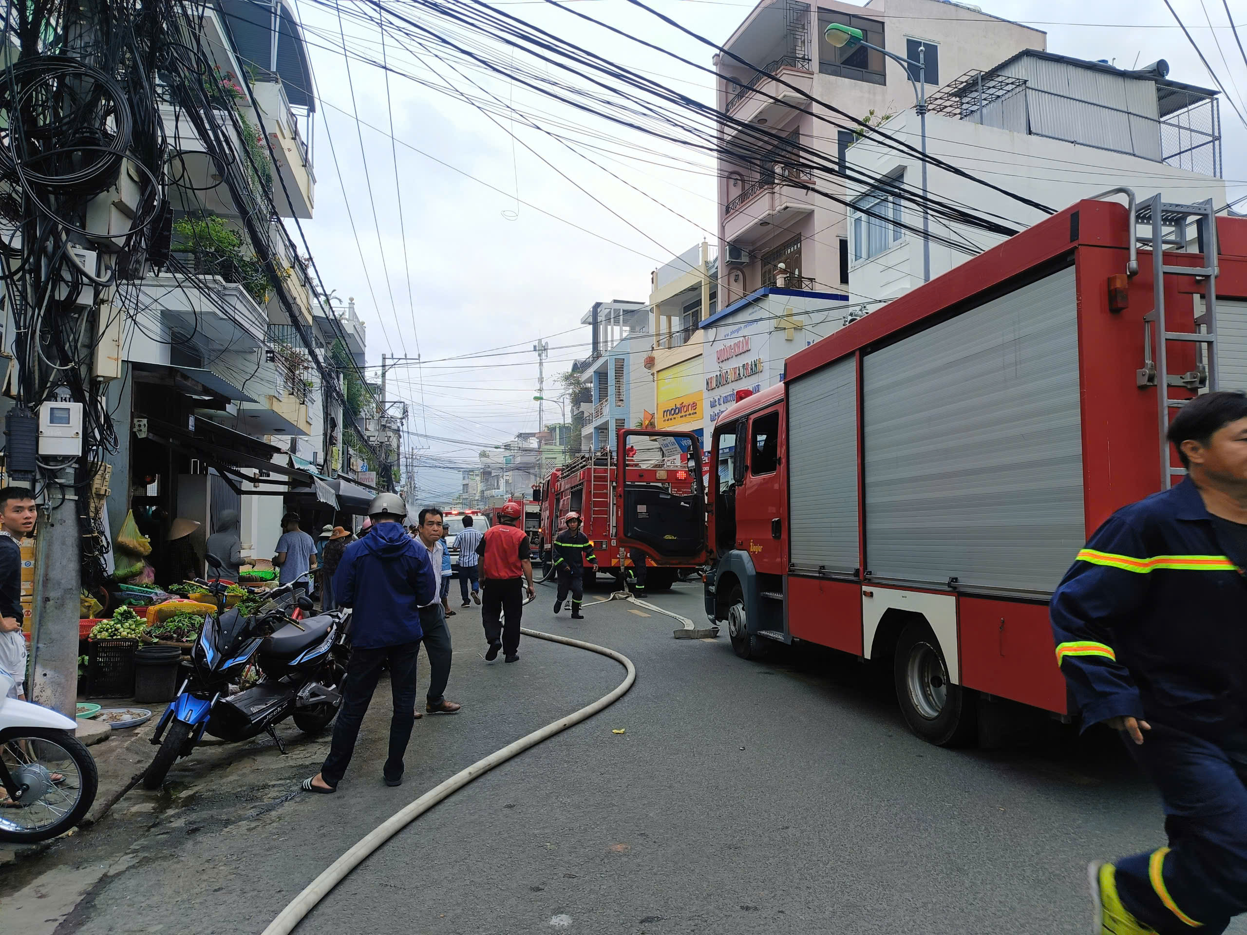 Căn nhà 3 tầng ở Nha Trang bất ngờ bốc cháy dữ dội- Ảnh 1.