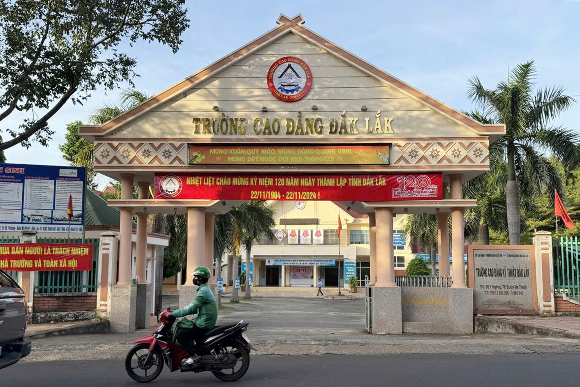 Công an vào cuộc điều tra vụ nam sinh Trường Cao đẳng Đắk Lắk tử vong - Ảnh 1.