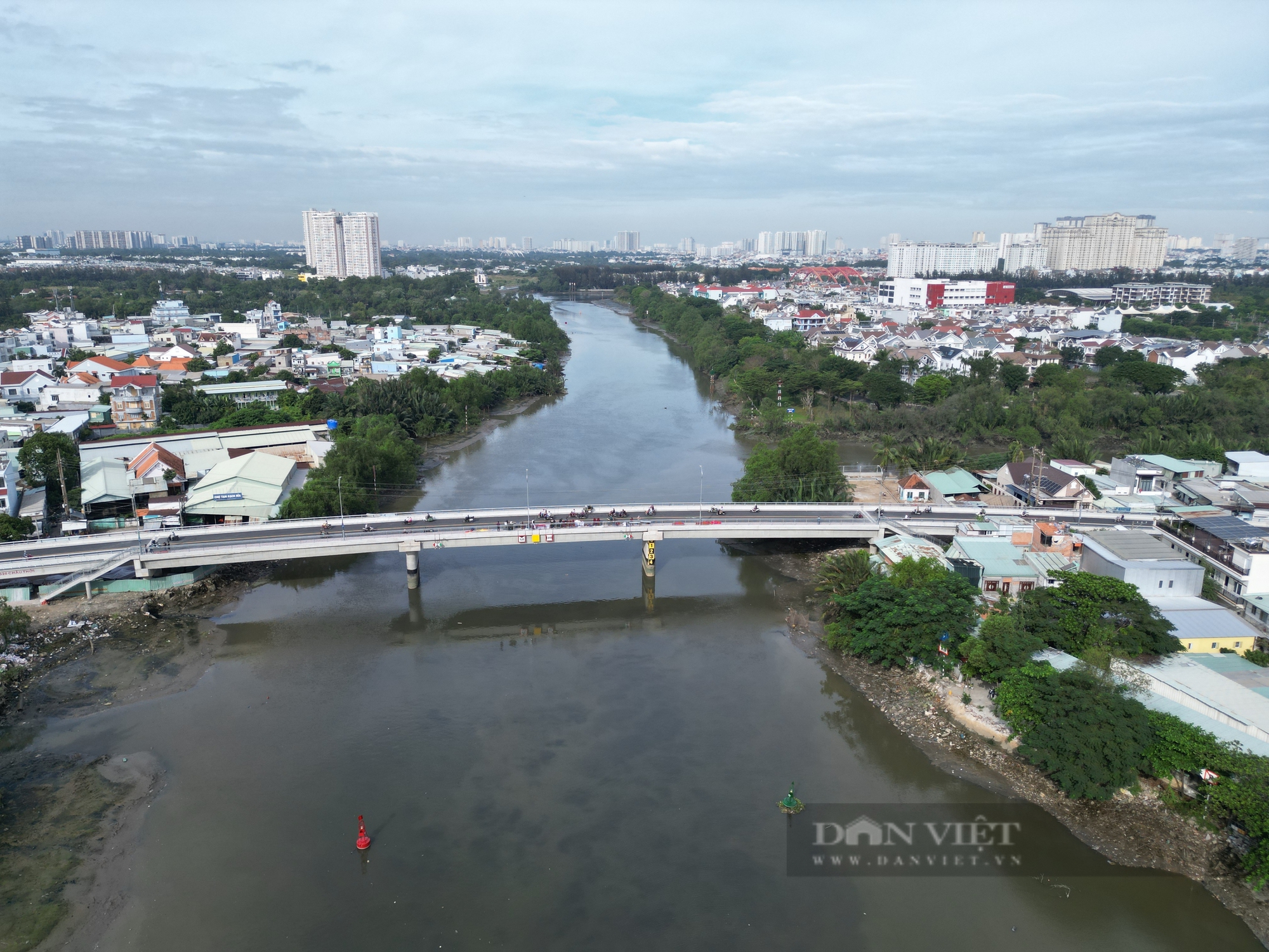 Cầu cửa ngõ khu Nam TP.HCM về đích, người dân phấn khởi hy vọng hết tắc đường- Ảnh 2.