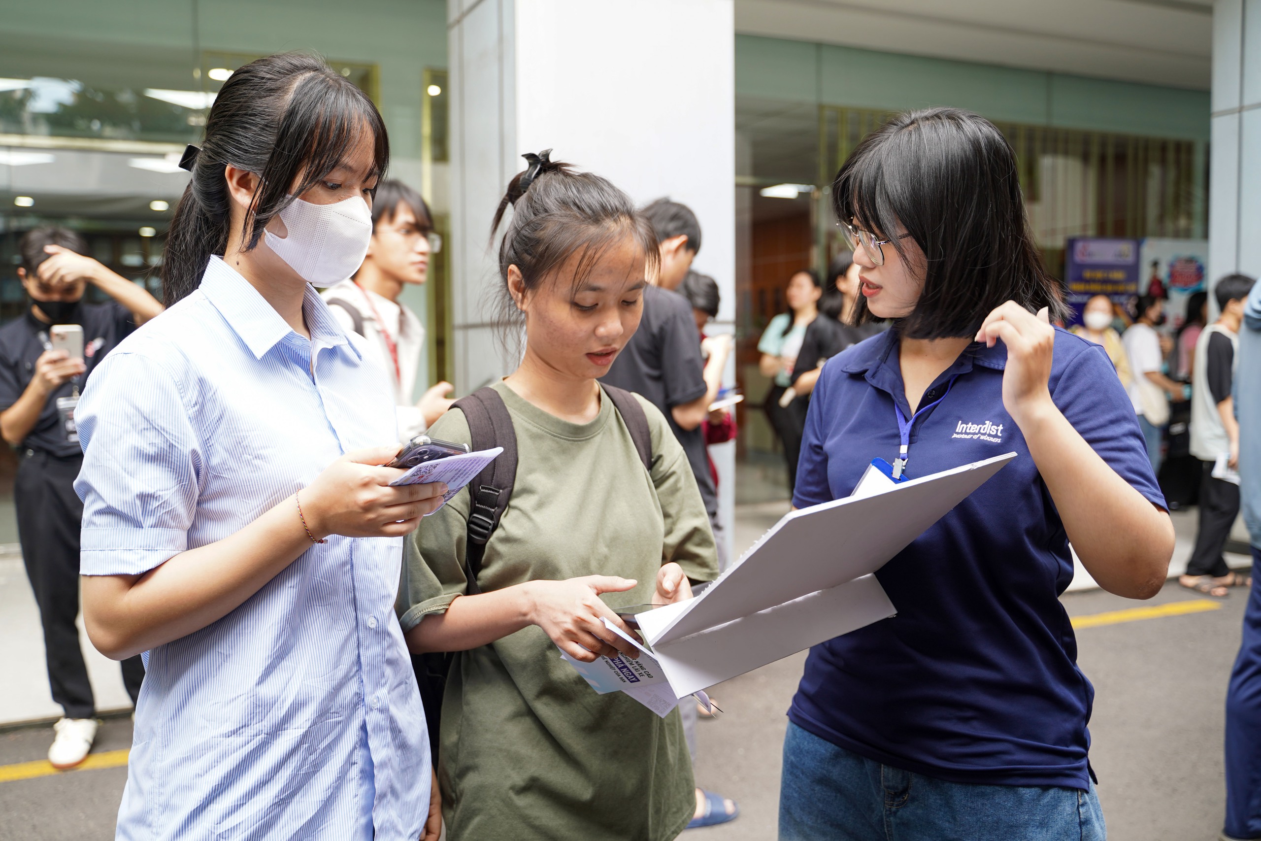 TP.HCM: Chỉ 10% người lao động tìm được việc làm tại các sàn giao dịch việc làm  - Ảnh 1.