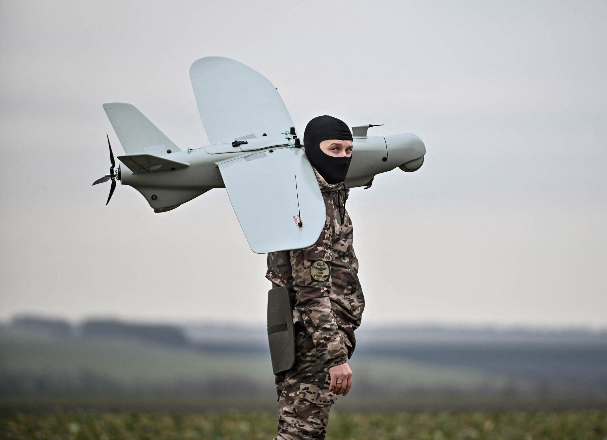 Phi hành đoàn UAV Ukraine đầu hàng Nga, giao nộp thiết bị - Ảnh 1.