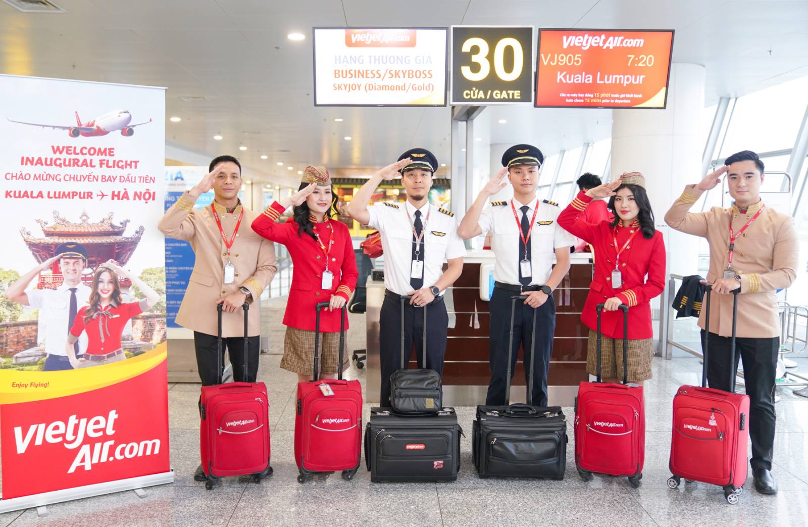 Vietjet chào mừng chuyến bay đầu tiên giữa Kuala Lumpur (Malaysia) và Hà Nội - Ảnh 3.