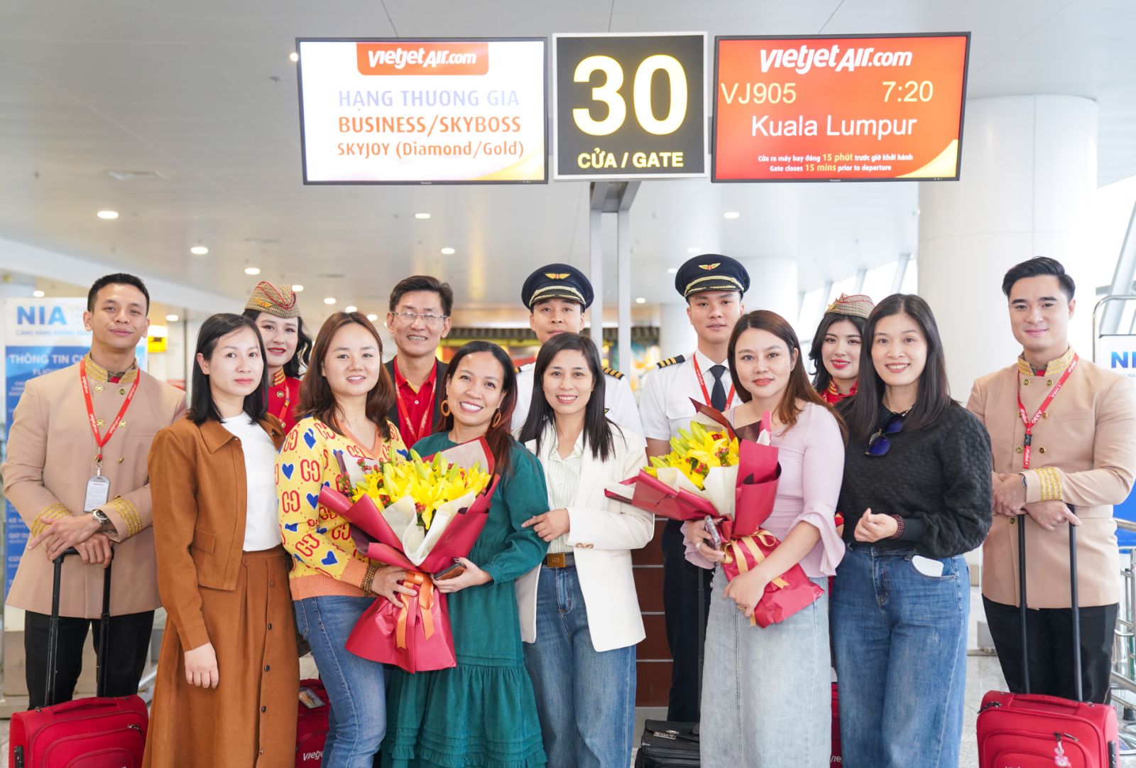 Vietjet chào mừng chuyến bay đầu tiên giữa Kuala Lumpur (Malaysia) và Hà Nội - Ảnh 2.