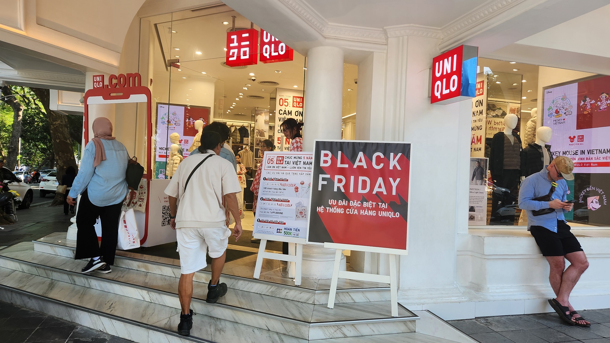 Black Friday 2024: Giảm giá đến 90%, người dân tranh thủ nghỉ trưa đi sắm đồ- Ảnh 2.