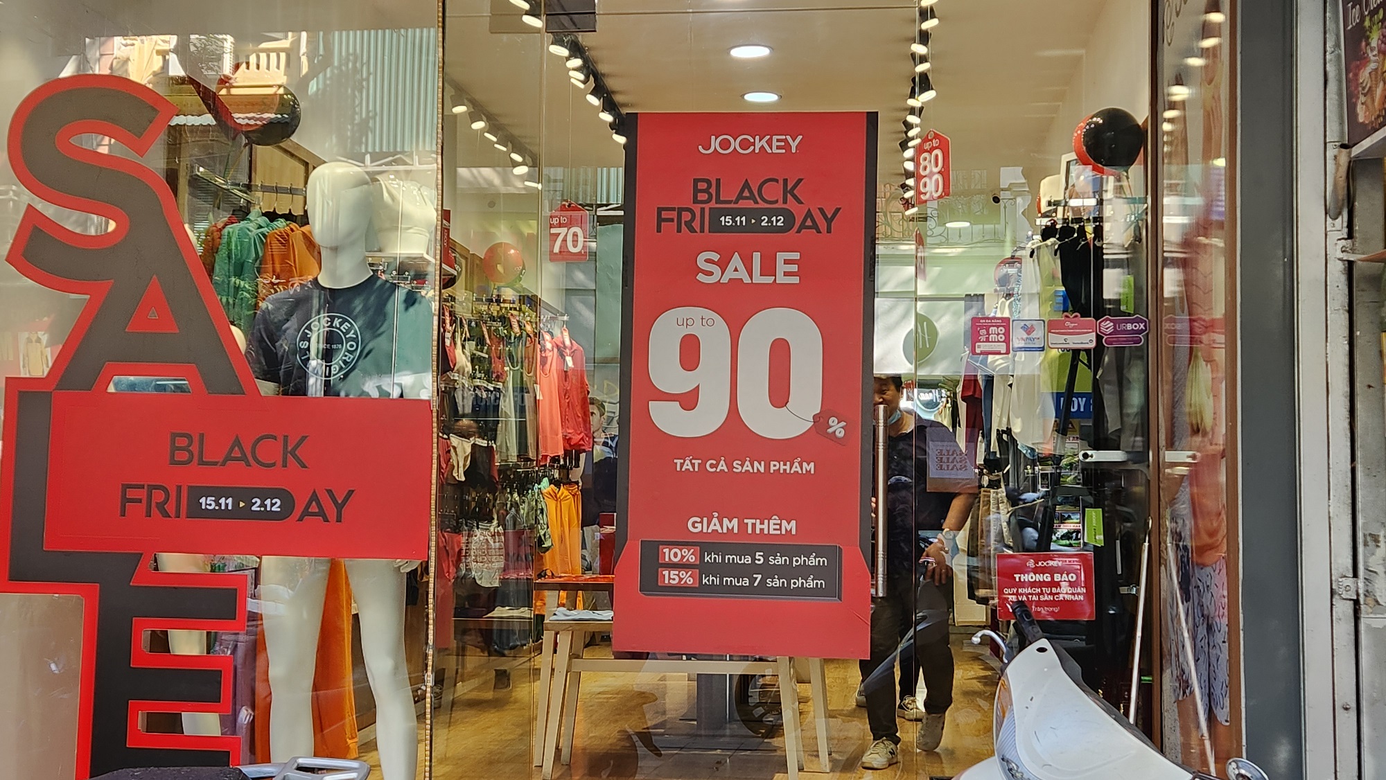 Black Friday 2024: Giảm giá đến 90%, người dân tranh thủ nghỉ trưa đi sắm đồ- Ảnh 1.