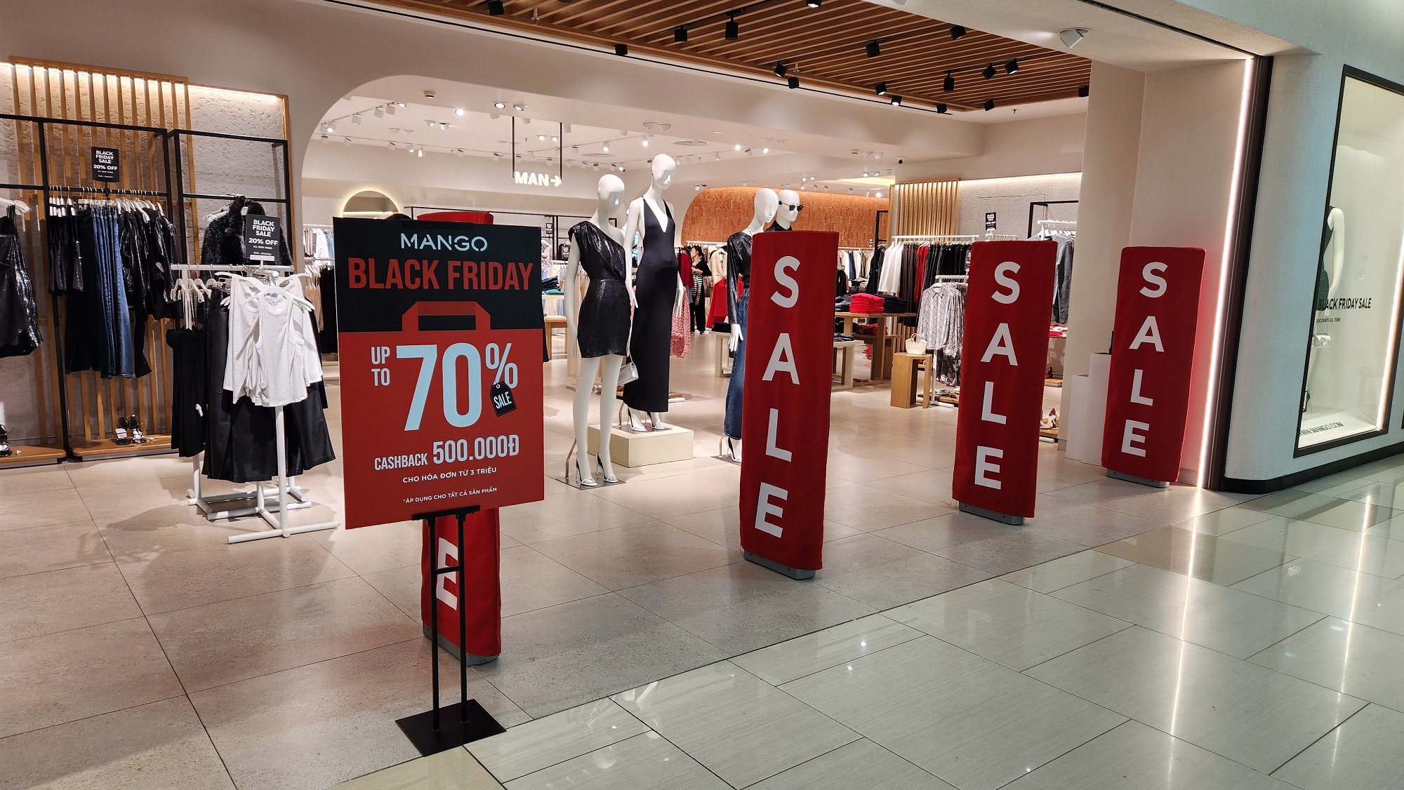 Black Friday 2024: Giảm giá đến 90%, người dân tranh thủ nghỉ trưa đi sắm đồ- Ảnh 7.