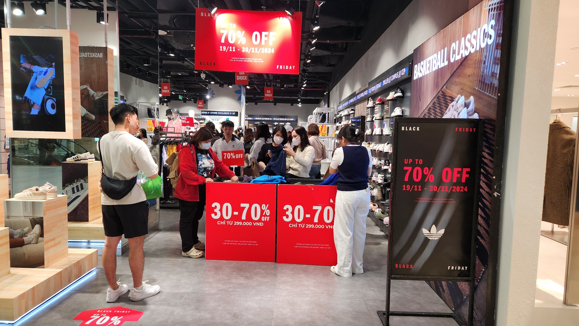 Black Friday 2024: Giảm giá đến 90%, người dân tranh thủ nghỉ trưa đi sắm đồ- Ảnh 4.