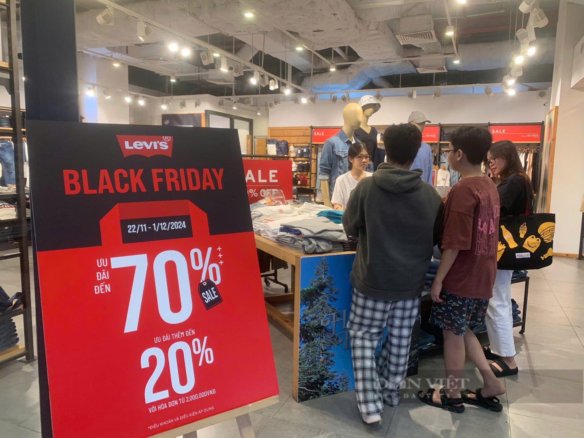 Chị em rủ nhau săn sale khủng mỹ phẩm, quần áo ngày Black Friday - Ảnh 2.