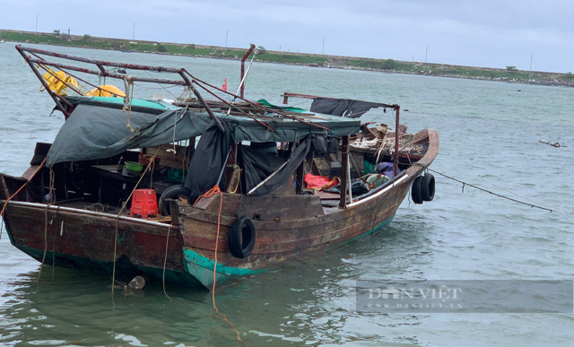 Cận cảnh tàu gỗ lạ vô chủ được ngư dân Quảng Ngãi phát hiện lai dắt vào bờ- Ảnh 7.