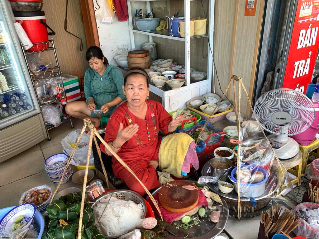 Kỳ lạ bún mắm nêm vỉa hè, kìn kìn người xếp hàng, chủ quán vừa bán vừa hát - Ảnh 3.