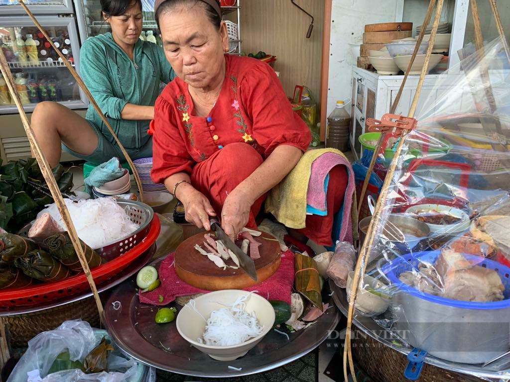 Kỳ lạ bún mắm nêm vỉa hè, kìn kìn người xếp hàng, chủ quán vừa bán vừa hát - Ảnh 2.