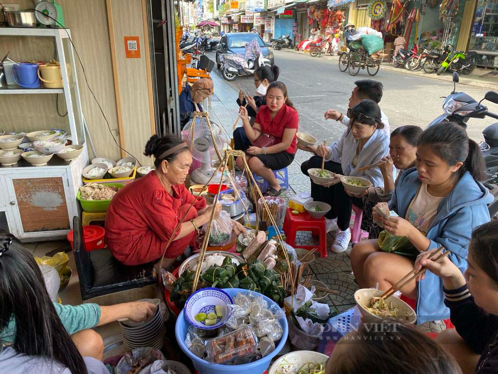 Kỳ lạ bún mắm nêm vỉa hè, kìn kìn người xếp hàng, chủ quán vừa bán vừa hát - Ảnh 1.