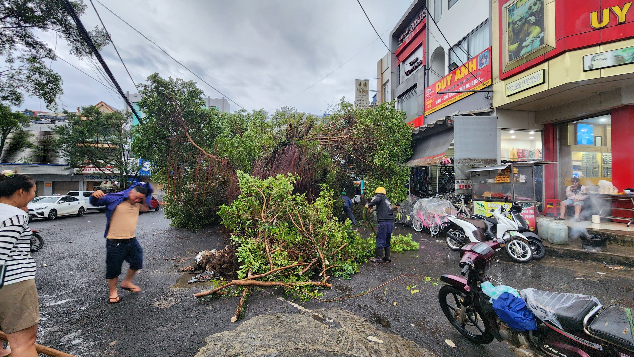 Sau cơn mưa lớn hàng giờ, người dân TP.Bảo Lộc lội bì bõm vì ngập nặng- Ảnh 5.