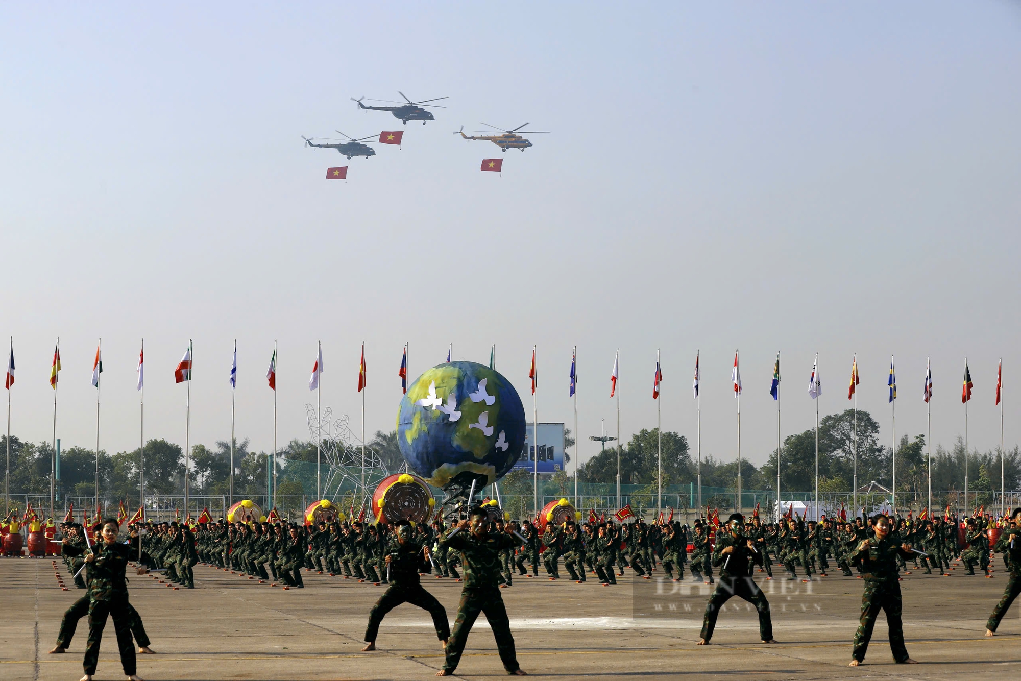 Mãn nhãn với những pha "bẻ cua" của máy bay Su-30MK2 và trực thăng quân sự ở Hà Nội- Ảnh 1.