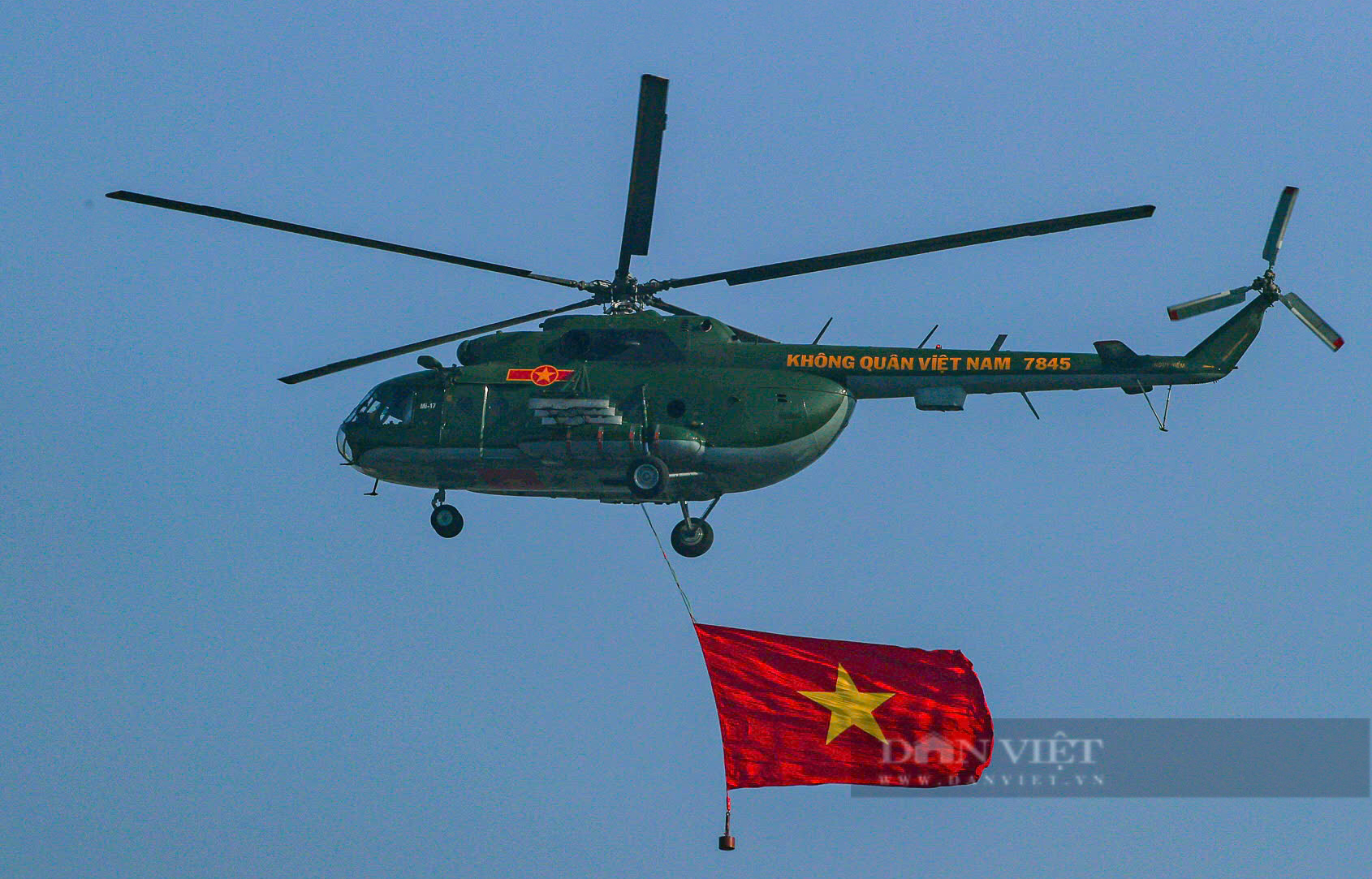 Mãn nhãn với những pha "bẻ cua" của máy bay Su-30MK2 và trực thăng quân sự ở Hà Nội- Ảnh 5.